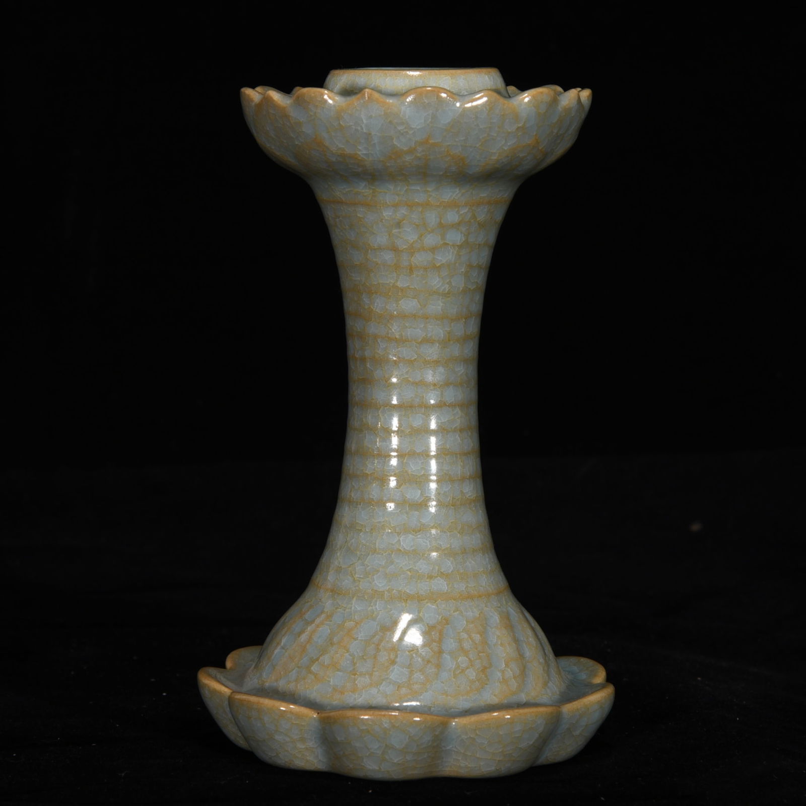 Song Dynasty Ru kiln ice crack candlestick (1 of 9)