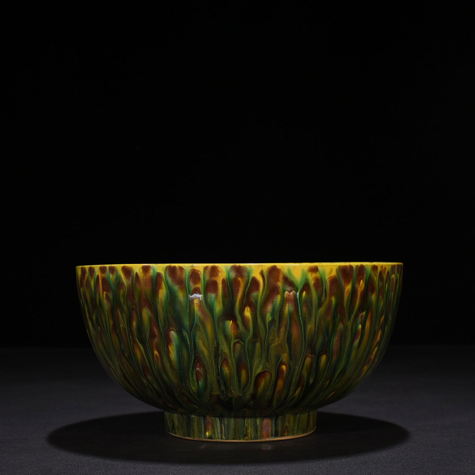 Ming Dynasty Hongzhi three-color spotted Arhat bowl: Size: Width 29 cm - Height 10 cm Materials: Porcelain Time Period: Ming dynasty Manufactured Date: Hongzhi Mark & Period Object: Chinese Antique ⛨ Purchase With Confidence ✔ Verifie
