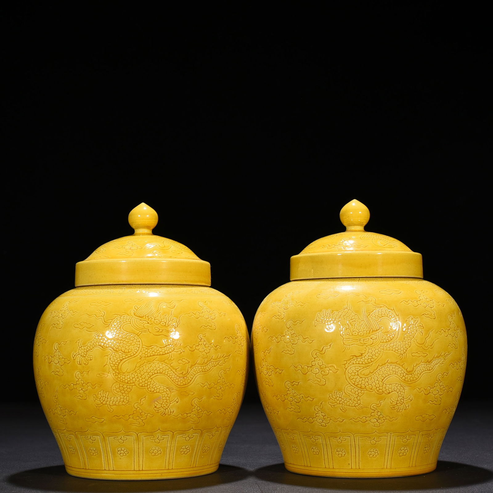 Ming Dynasty Hongzhi jiaoyellow glaze engraved dragon porcelain lid jar (1 of 9)