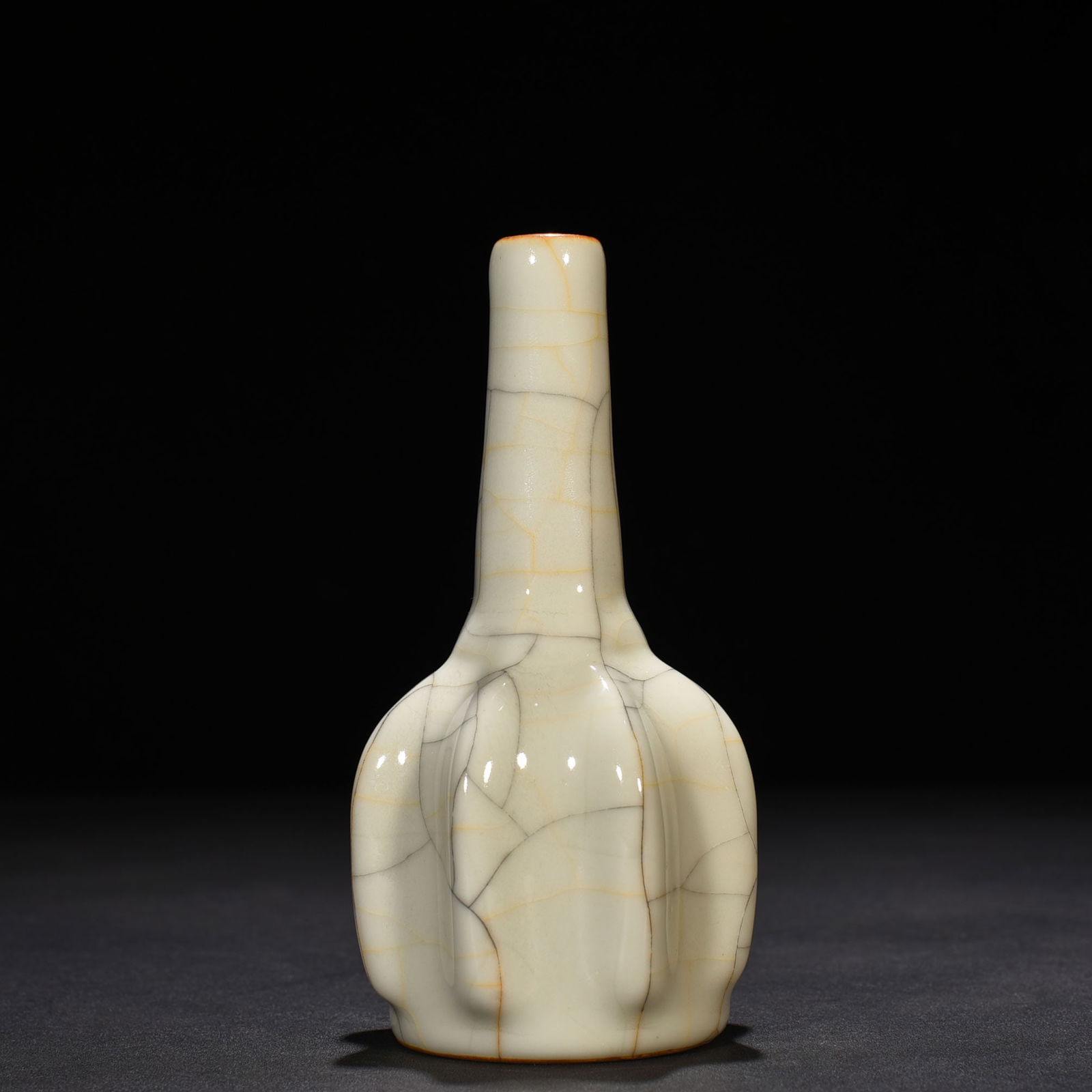Ming Dynasty Chenghua Ge Kiln melon corrugated pure bottle: Size: Height 15 cm - Width 8 cm Materials: Porcelain Time Period: Ming dynasty Manufactured Date: Chenghua Mark & Period Object: Chinese Antique ⛨ Purchase With Confidence ✔ Verifie