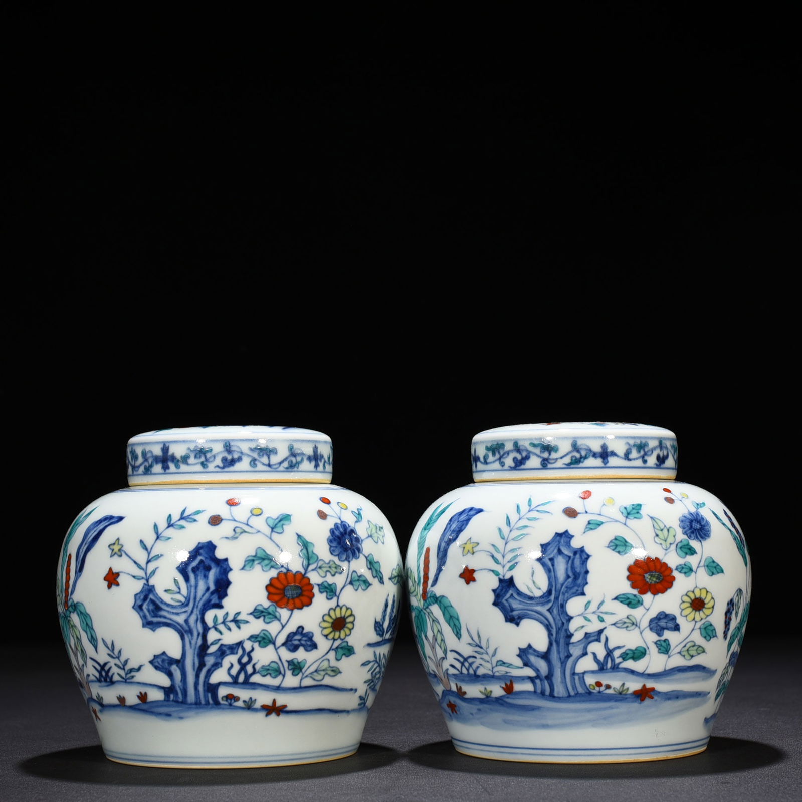 Ming Dynasty Chenghua Doucai colorful lake stone nine-autumn pattern sky-shaped jar (1 of 8)