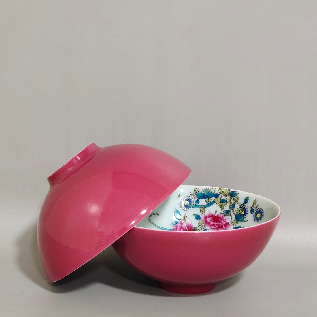 Chinese famille rose porcelain bowl pair Qing dynasty Yongzheng Mark & Period: Size: Width 8.8 cm - Height 4 cm Materials: Porcelain Time Period: Qing dynasty Manufactured Date: Yongzheng Mark & Period Object: Chinese Antique ⛨ Purchase With Confidence ✔ Verif