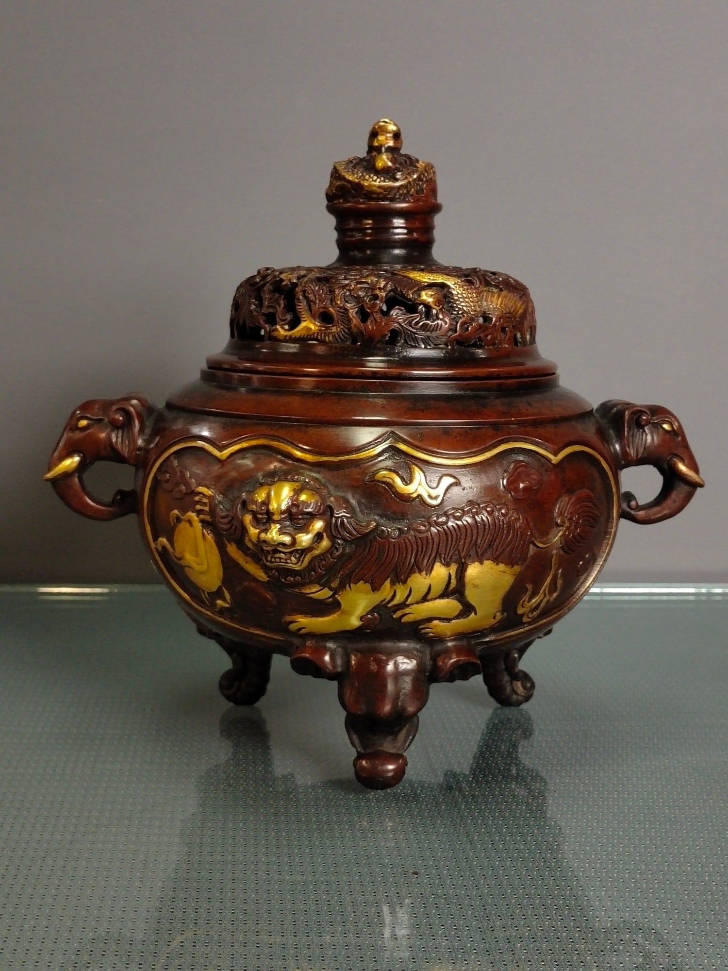 Chinese gilt bronze incense burner Ming dynasty Xuande Mark & Period: Size: Width 22 cm - Height 20.5 cm Materials: Gilt Bronze Time Period: Ming dynasty Manufactured Date: Xuande Mark & Period Object: Chinese Antique ⛨ Purchase With Confidence ✔ Veri