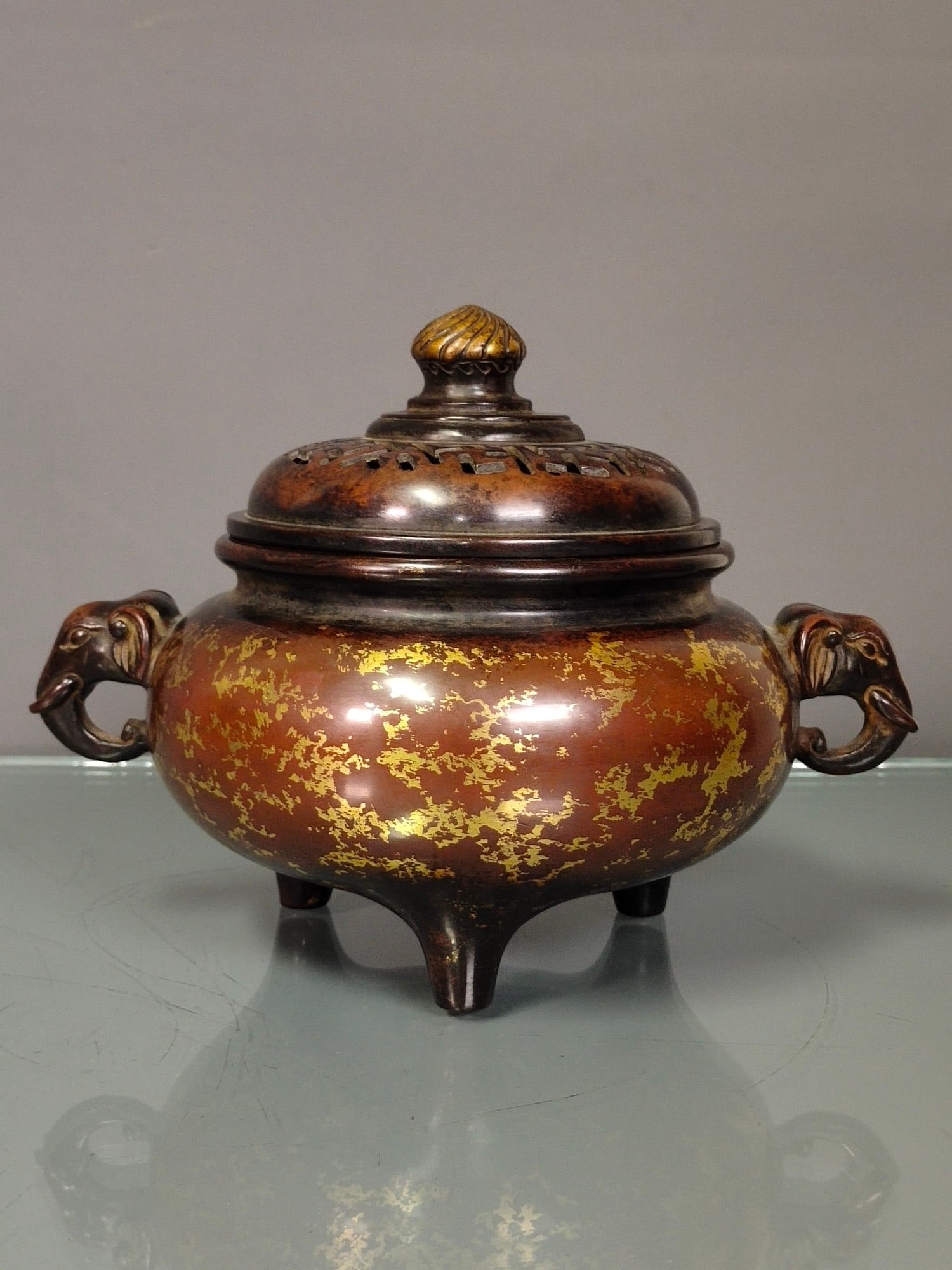 Chinese gilt bronze incense burner Ming dynasty Xuande Mark & Period: Size: Width 20 cm - Height 16 cm Materials: Gilt Bronze Time Period: Ming dynasty Manufactured Date: Xuande Mark & Period Object: Chinese Antique ⛨ Purchase With Confidence ✔ Verifi