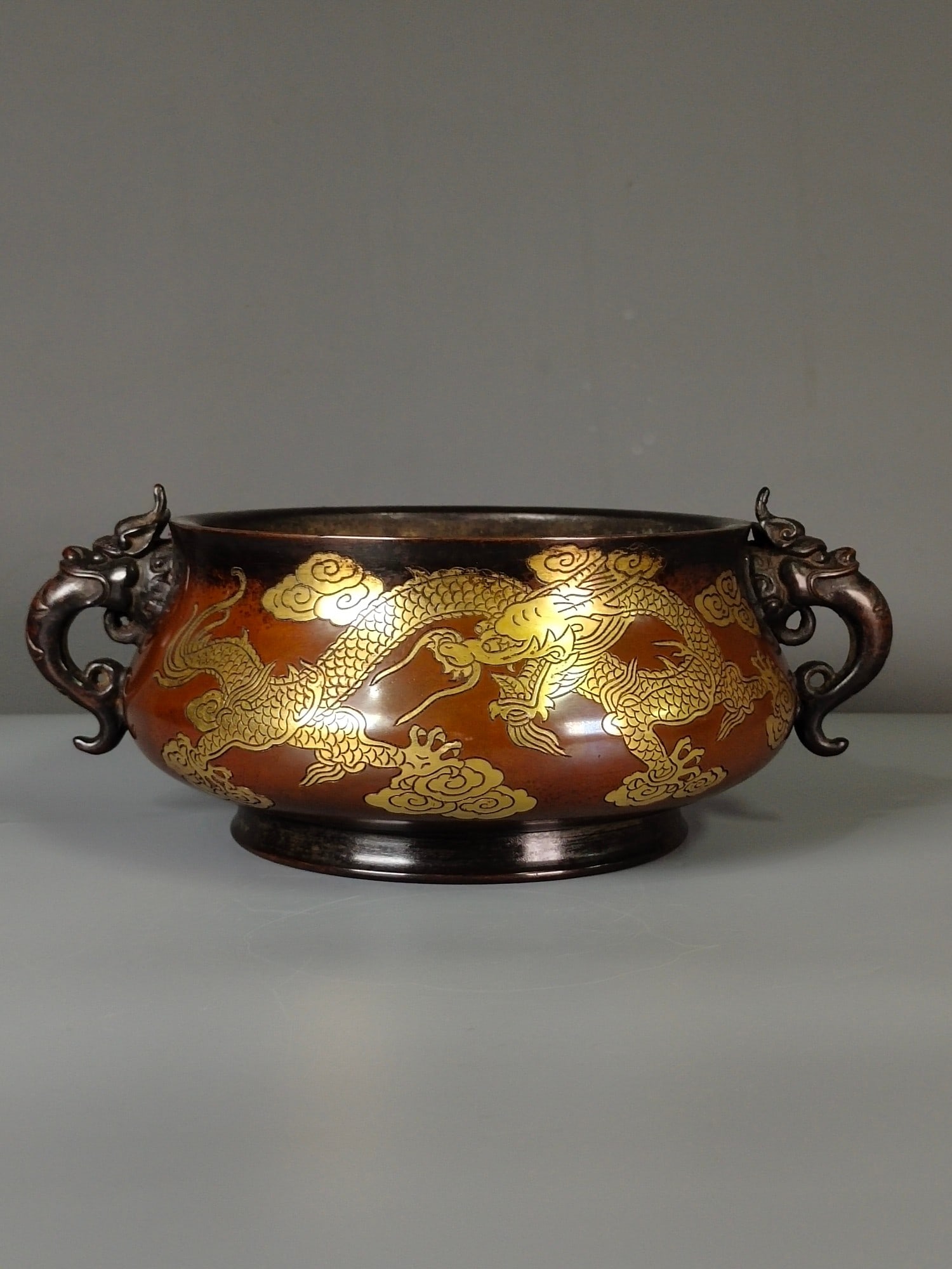 Chinese gilt bronze incense burner Ming dynasty Xuande Mark & Period: Size: Width 25.5 cm - Height 10 cm Materials: Gilt Bronze Time Period: Ming dynasty Manufactured Date: Xuande Mark & Period Object: Chinese Antique ⛨ Purchase With Confidence ✔ Veri