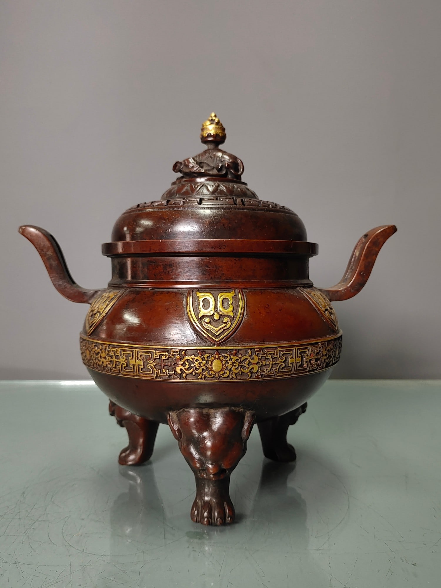 Chinese gilt bronze incense burner Ming dynasty Xuande Mark & Period: Size: Width 22 cm - Height 22 cm Materials: Gilt Bronze Time Period: Ming dynasty Manufactured Date: Xuande Mark & Period Object: Chinese Antique ⛨ Purchase With Confidence ✔ Verifi