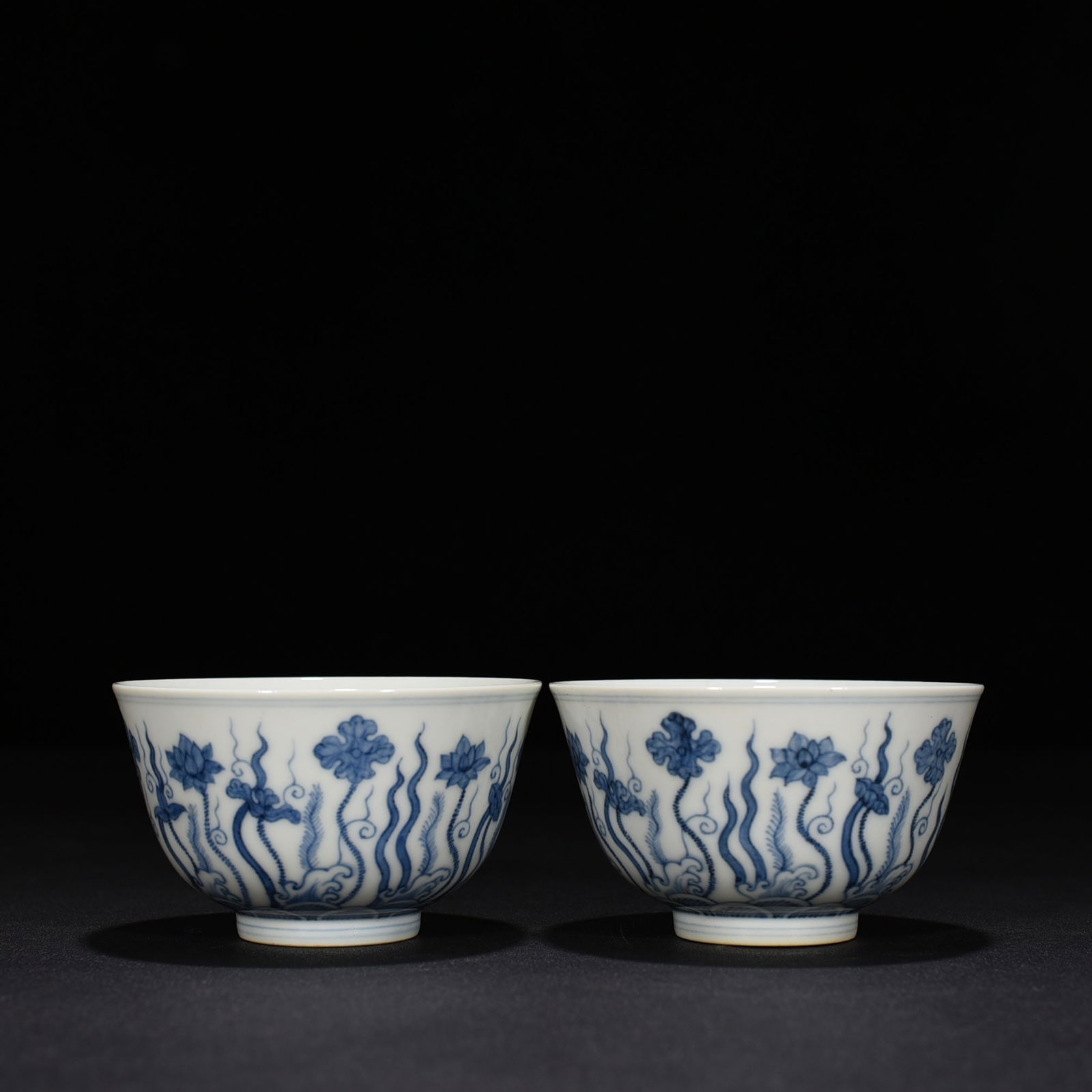 Ming Dynasty Chenghua blue and white lotus pond flower porcelain cup: Size: Width 8.8 cm - Height 5 cm Materials: Porcelain Time Period: Ming dynasty Manufactured Date: Chenghua Mark & Period Object: Chinese Antique ⛨ Purchase With Confidence ✔ Verifi