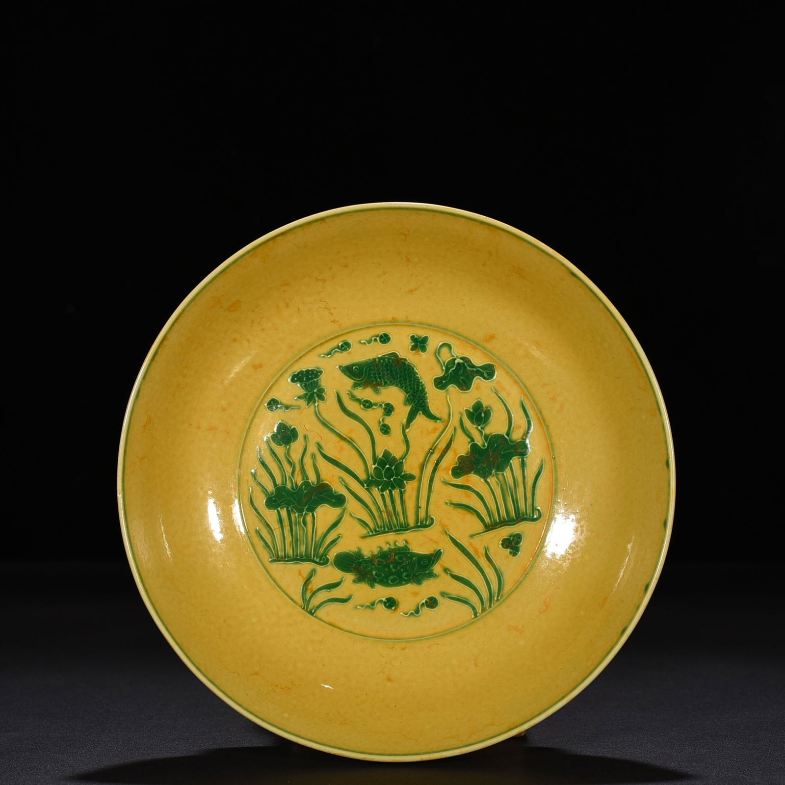 Ming Dynasty Chenghua yellow glaze enamel Huacai green fish and algae porcelain dish (1 of 6)
