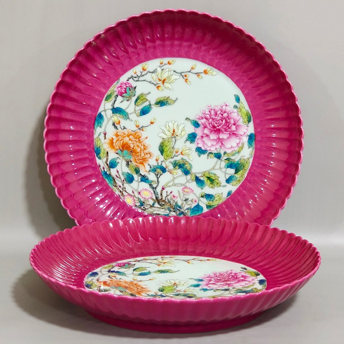 Qing Dynasty Yongzheng rouge red peony flower melon prism plate: Size: Width 20.3 cm - Height 3.1 cm Materials: Porcelain Time Period: Qing dynasty Manufactured Date: Yongzheng Mark & Period Object: Chinese Antique ⛨ Purchase With Confidence ✔ Ve