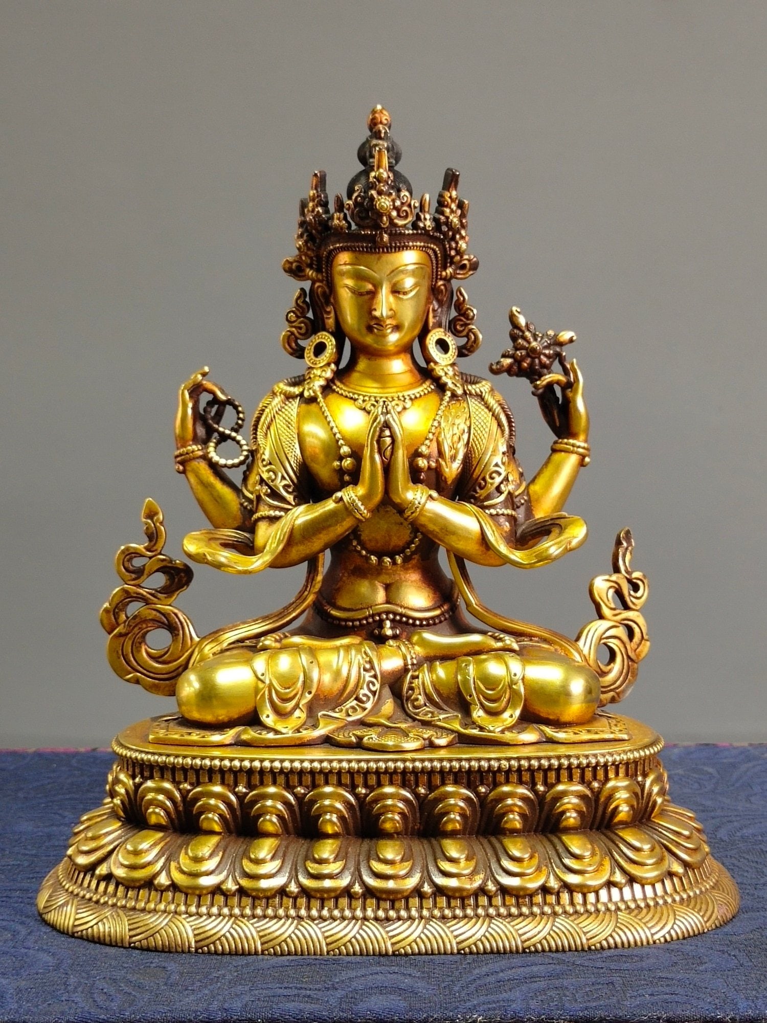 Chinese gilt bronze buddha figure Qing dynasty: Size: Height 20.5 cm - Width 17 cm Materials: Gilt Bronze Time Period: Qing dynasty Manufactured Date: Qianlong Period Object: Chinese Antique ⛨ Purchase With Confidence ✔ Verified