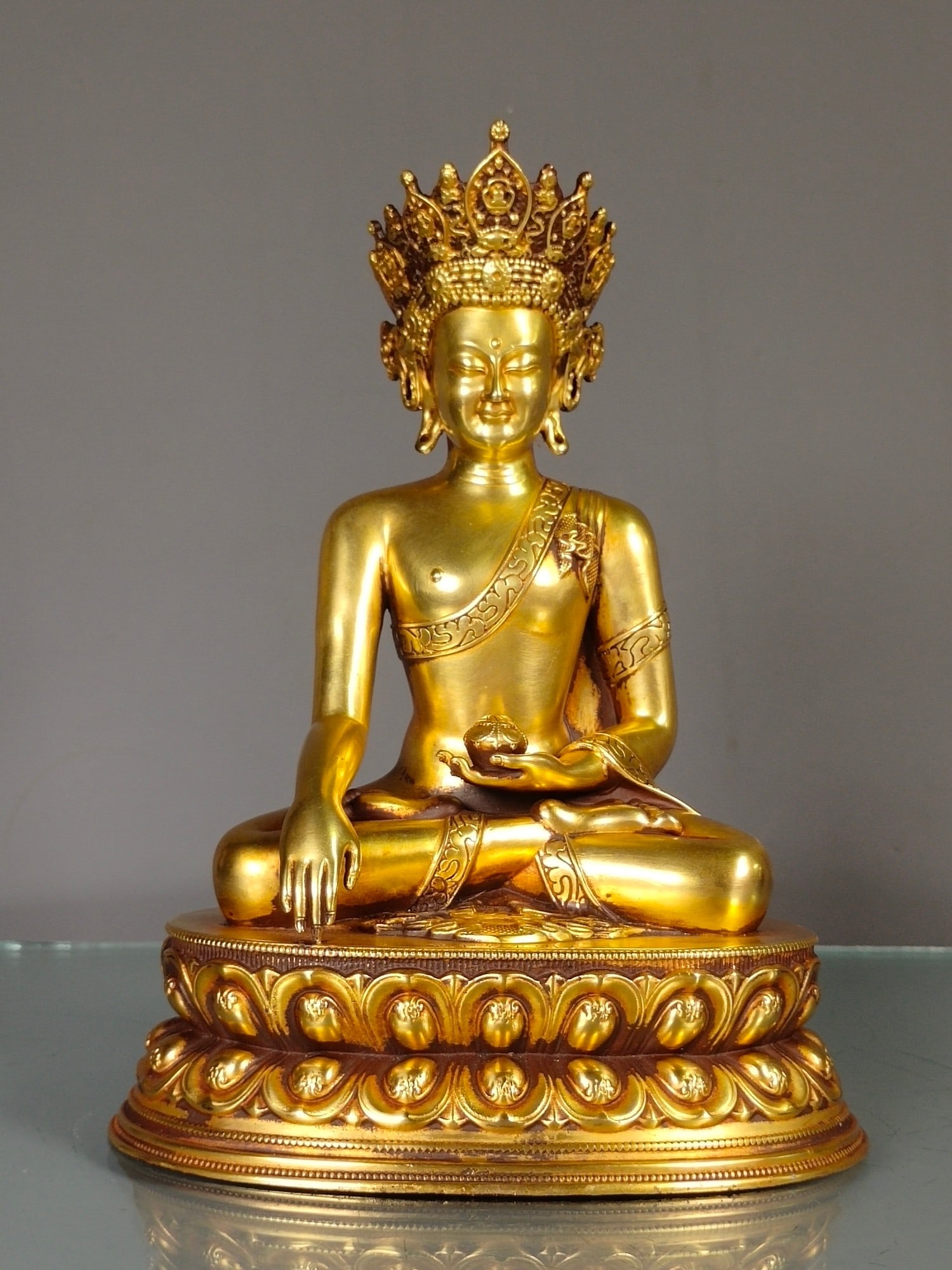 Chinese gilt bronze buddha figure Qing dynasty: Size: Height 22 cm - Width 16 cm Materials: Gilt Bronze Time Period: Qing dynasty Manufactured Date: Qianlong Period Object: Chinese Antique ⛨ Purchase With Confidence ✔ Verified Au