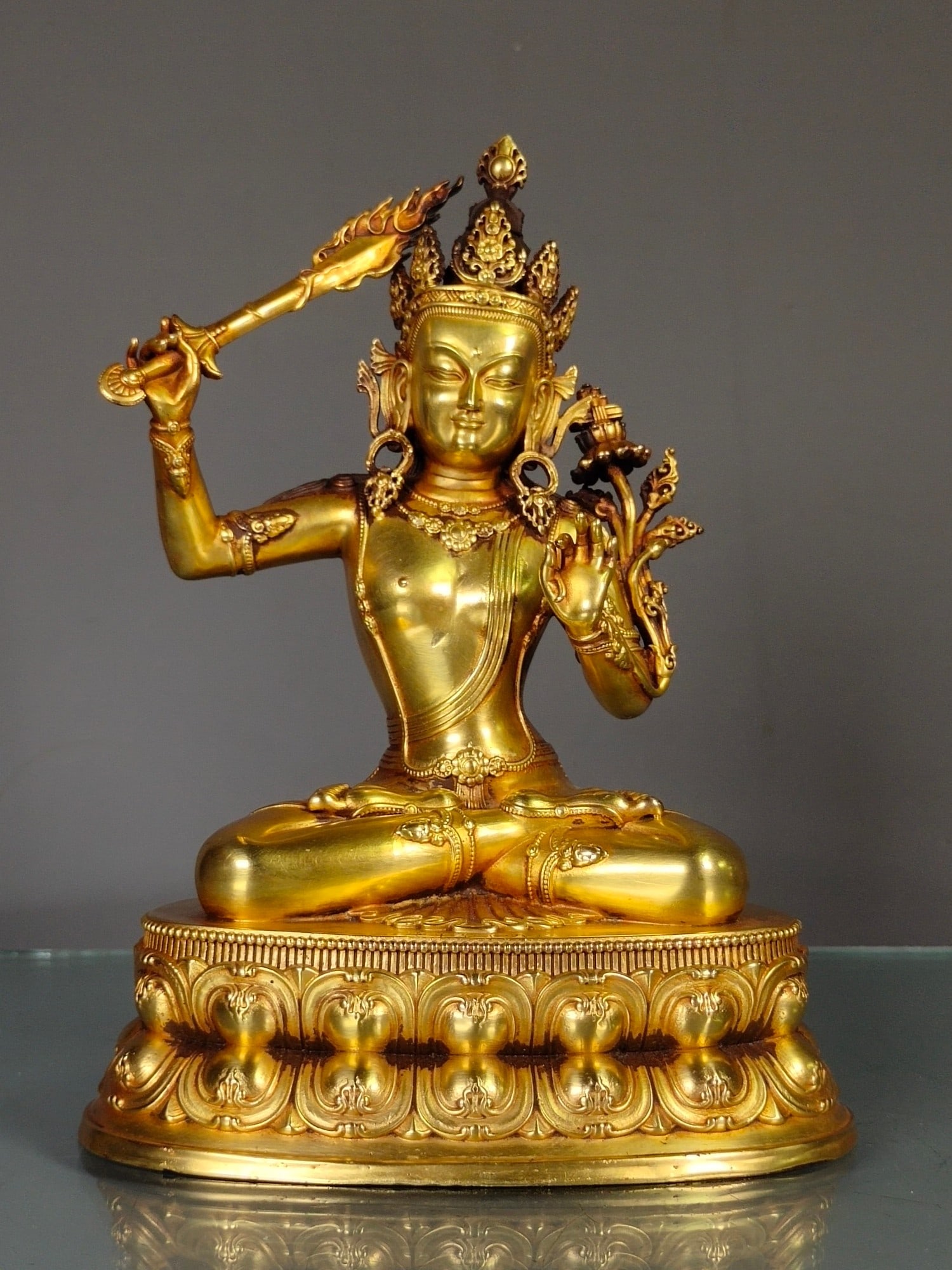 Chinese gilt bronze buddha figure Qing dynasty: Size: Height 21 cm - Width 15 cm Materials: Gilt Bronze Time Period: Qing dynasty Manufactured Date: Qianlong Period Object: Chinese Antique ⛨ Purchase With Confidence ✔ Verified Au