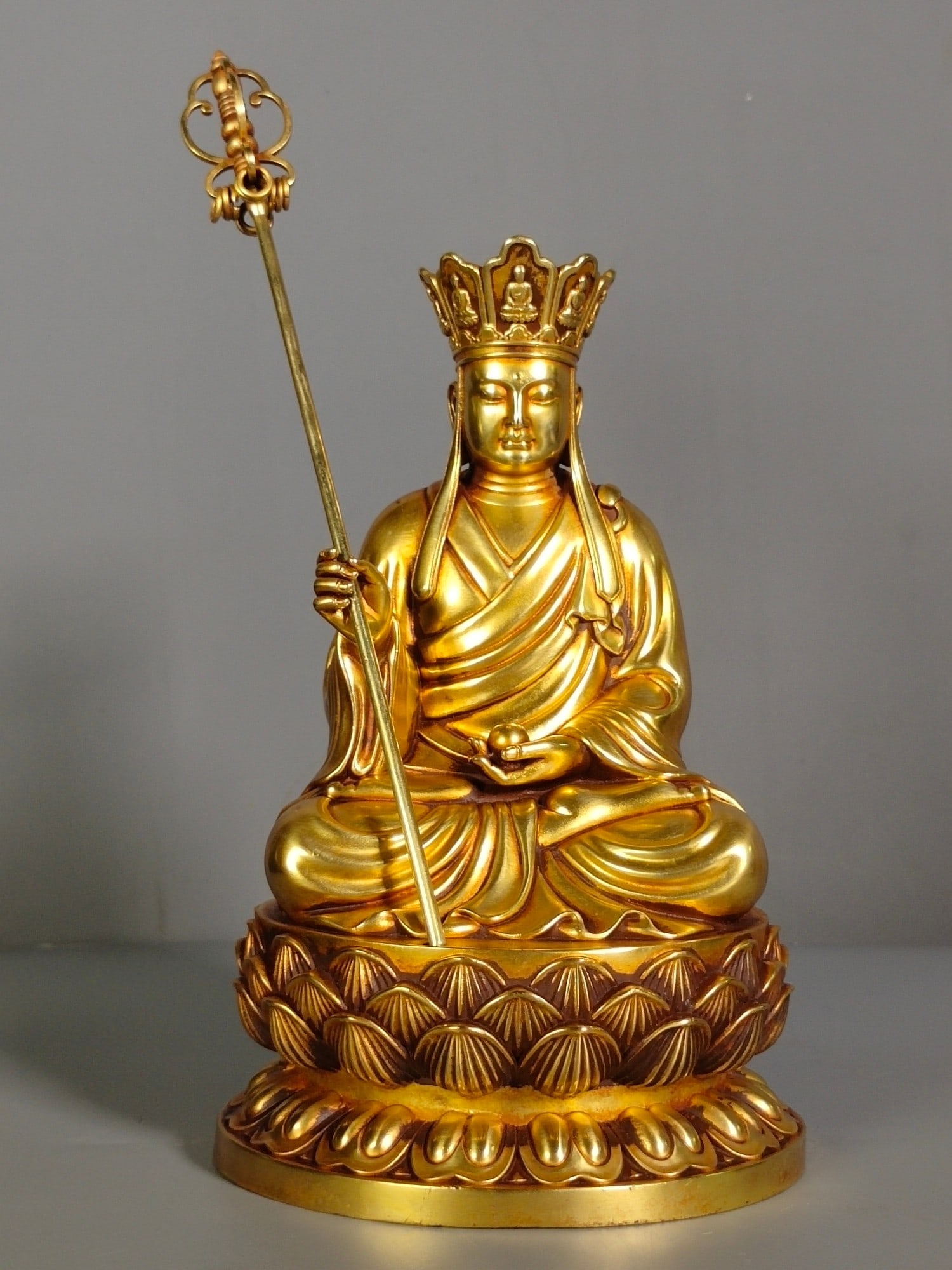 Chinese gilt bronze buddha figure Qing dynasty: Size: Height 26 cm - Width 13.5 cm Materials: Gilt Bronze Time Period: Qing dynasty Manufactured Date: Qianlong Period Object: Chinese Antique ⛨ Purchase With Confidence ✔ Verified