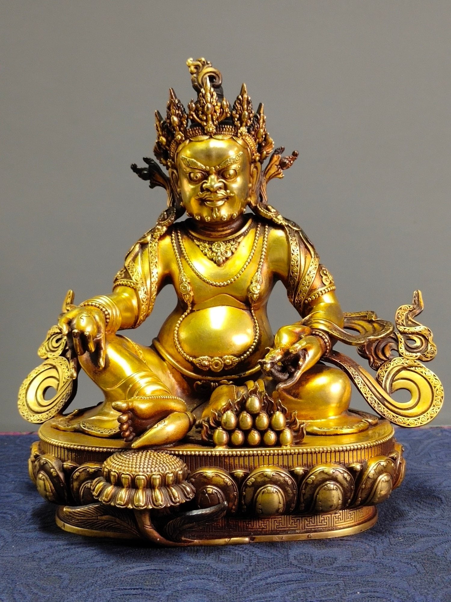 Chinese gilt bronze buddha figure Qing dynasty (1 of 9)