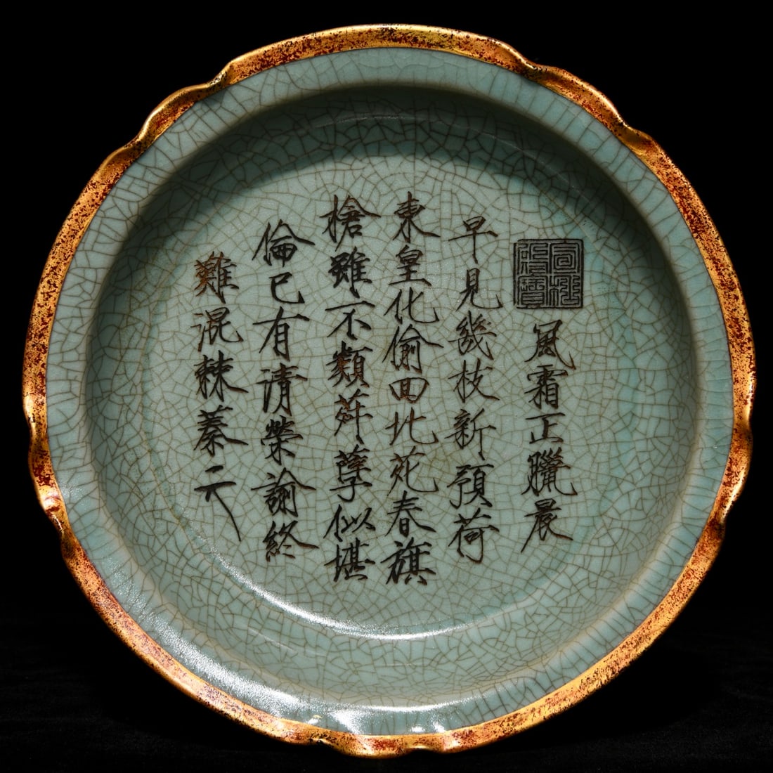 Song Dynasty Ru kiln bag with gilt inscriptions and flower mouth plate: Size: Width 23 cm - Height 5.3 cm Materials: Porcelain Time Period: Song dynasty Manufactured Date: 10th-c Period Object: Chinese Antique ⛨ Purchase With Confidence ✔ Verified Aucti