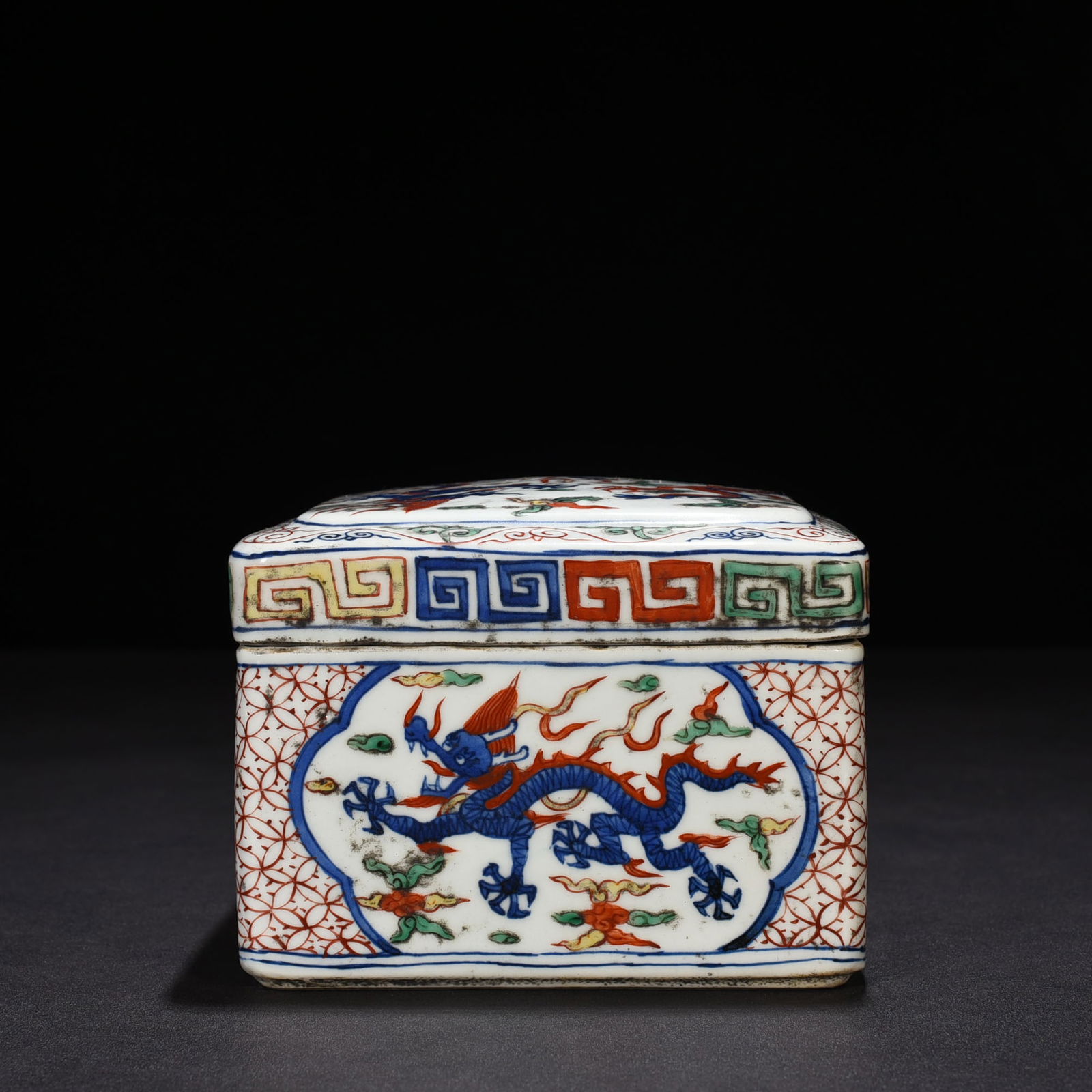 Ming Dynasty Wanli Wucai multicolored dragon porcelain box (1 of 7)