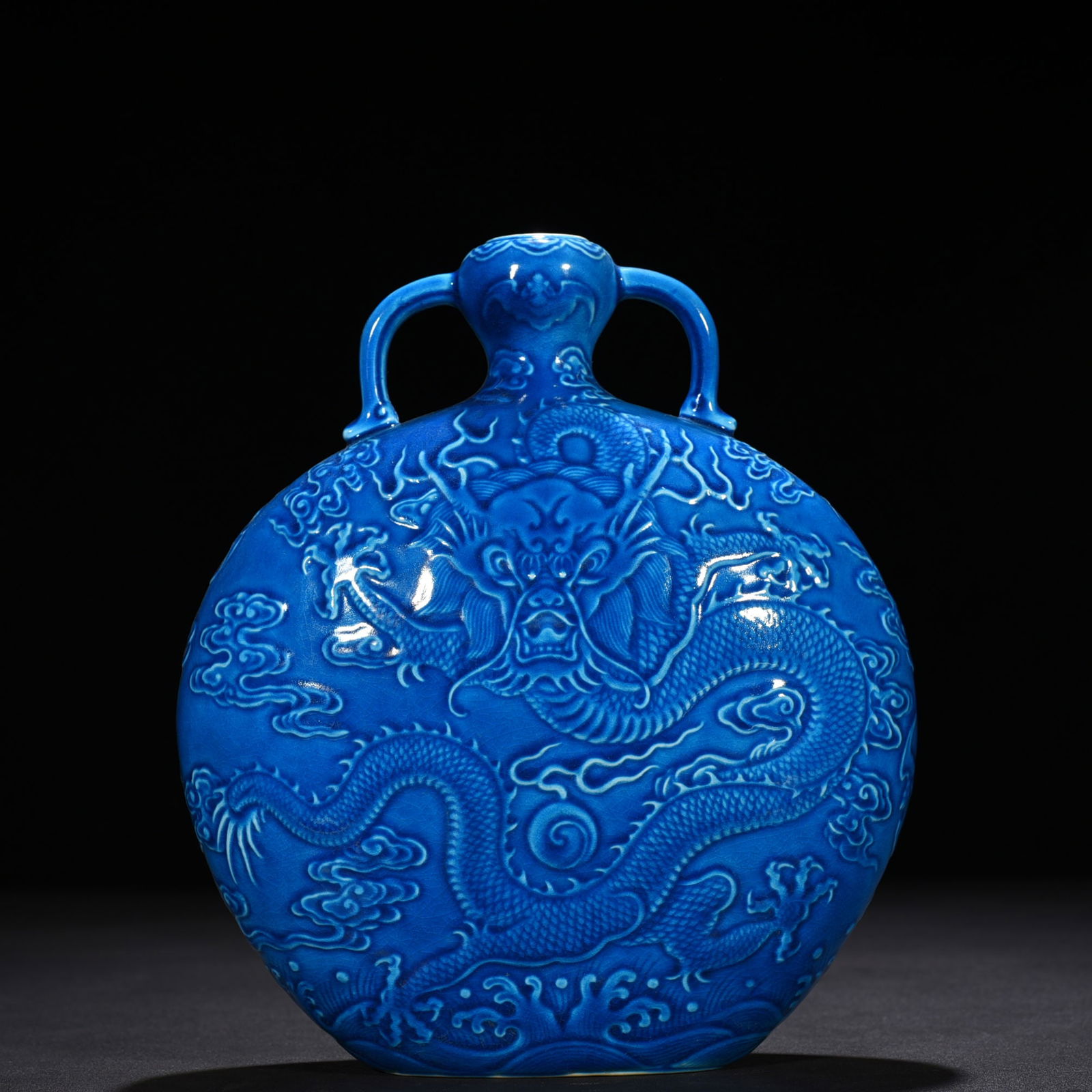 Qing Dynasty Qianlong peacock blue glaze engraved dragon porcelain amphora: Size: Height 22 cm - Width 18 cm Materials: Porcelain Time Period: Qing dynasty Manufactured Date: Qianlong Mark & Period Object: Chinese Antique ⛨ Purchase With Confidence ✔ Verifi