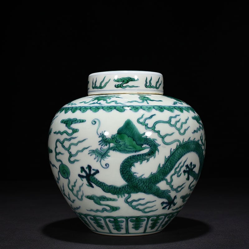 Chinese green and white porcelain jar Qing dynasty Qianlong Mark & Period: Size: Height 21 cm - Width 17 cm Materials: Porcelain Time Period: Qing dynasty Manufactured Date: Qianlong Mark & Period Object: Chinese Antique ⛨ Purchase With Confidence ✔ Verifi