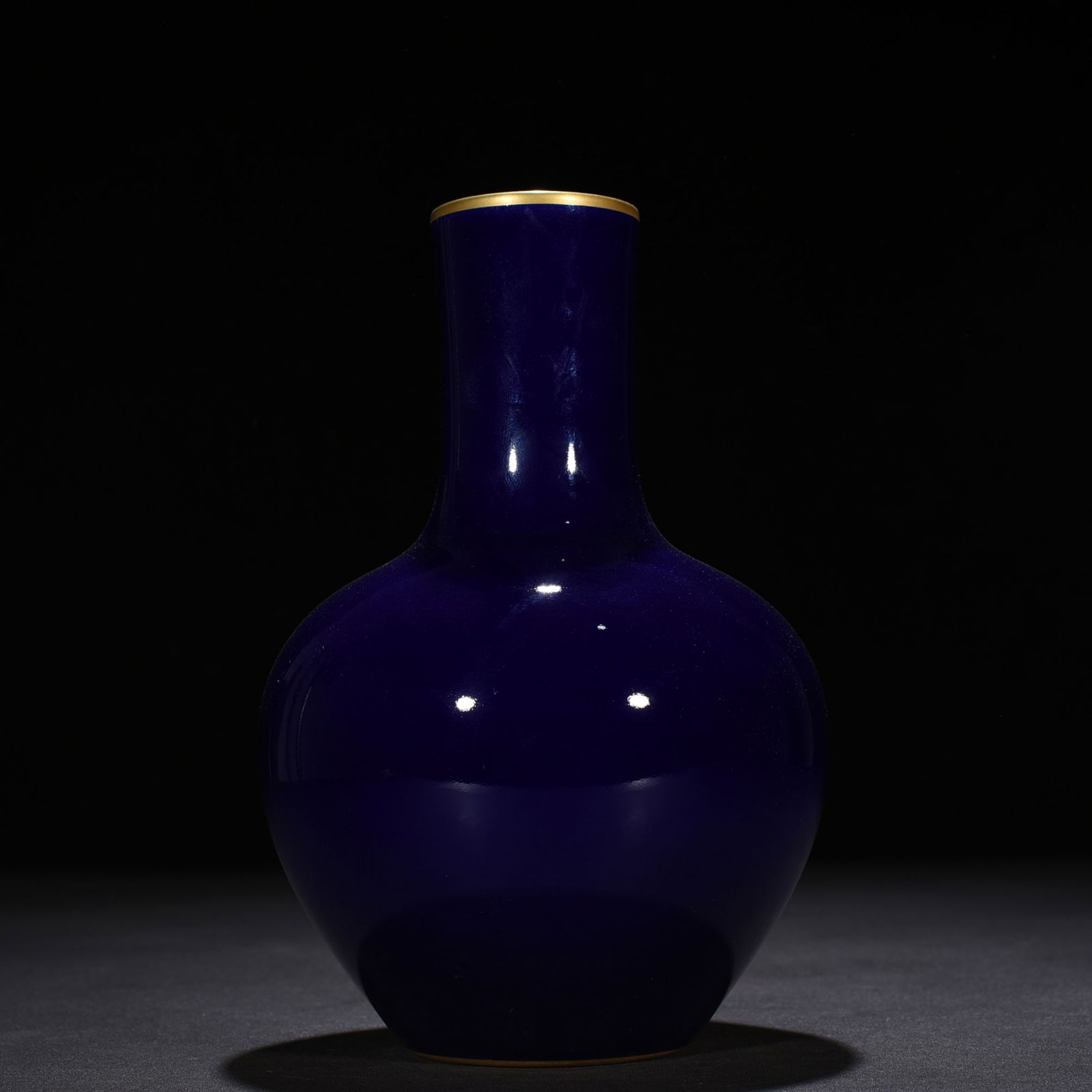 Qing Dynasty Qianlong Festival blue gilt celestial sphere vase: Size: Height 23 cm - Width 14 cm Materials: Porcelain Time Period: Qing dynasty Manufactured Date: Qianlong Mark & Period Object: Chinese Antique ⛨ Purchase With Confidence ✔ Verifi