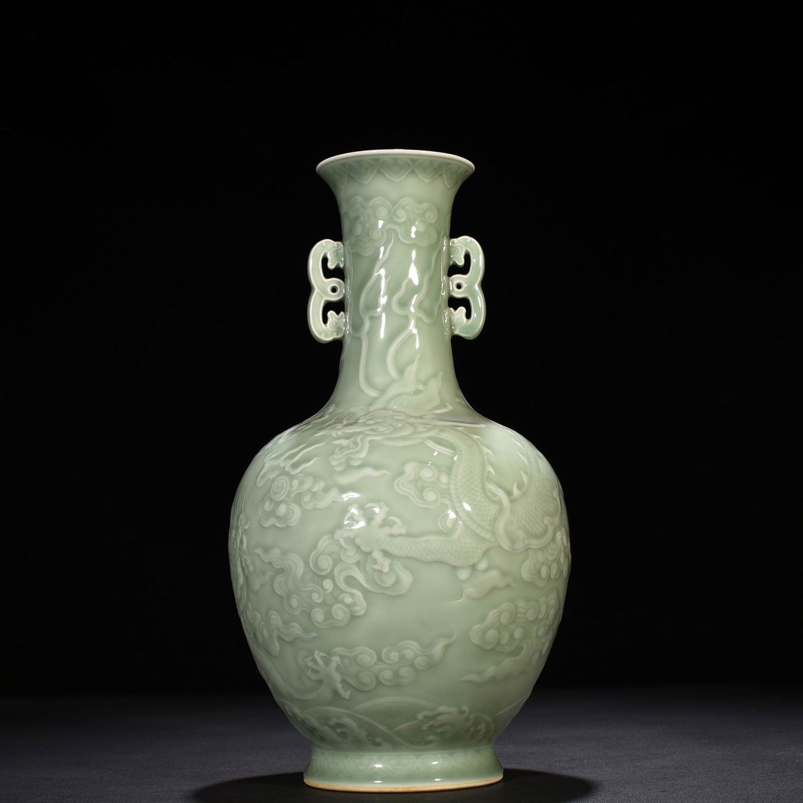 Chinese green glaze porcelain vase Qing dynasty Qianlong Mark & Period (1 of 9)