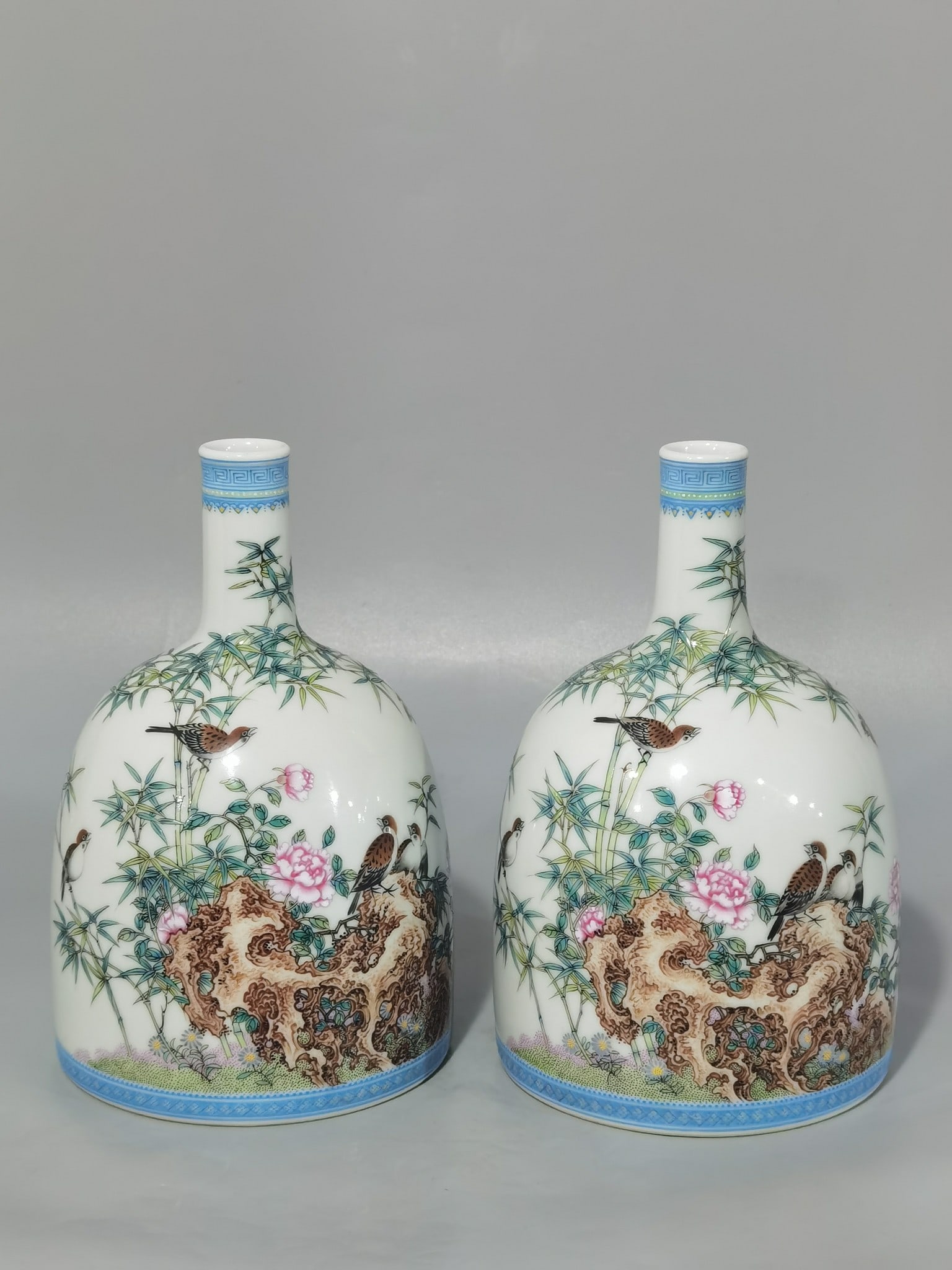 Chinese famille rose porcelain vase pair Qing dynasty Yongzheng Mark & Period: Size: Height 16 cm - Width 10 cm Materials: Porcelain Time Period: Qing dynasty Manufactured Date: Yongzheng Mark & Period Object: Chinese Antique ⛨ Purchase With Confidence ✔ Verif
