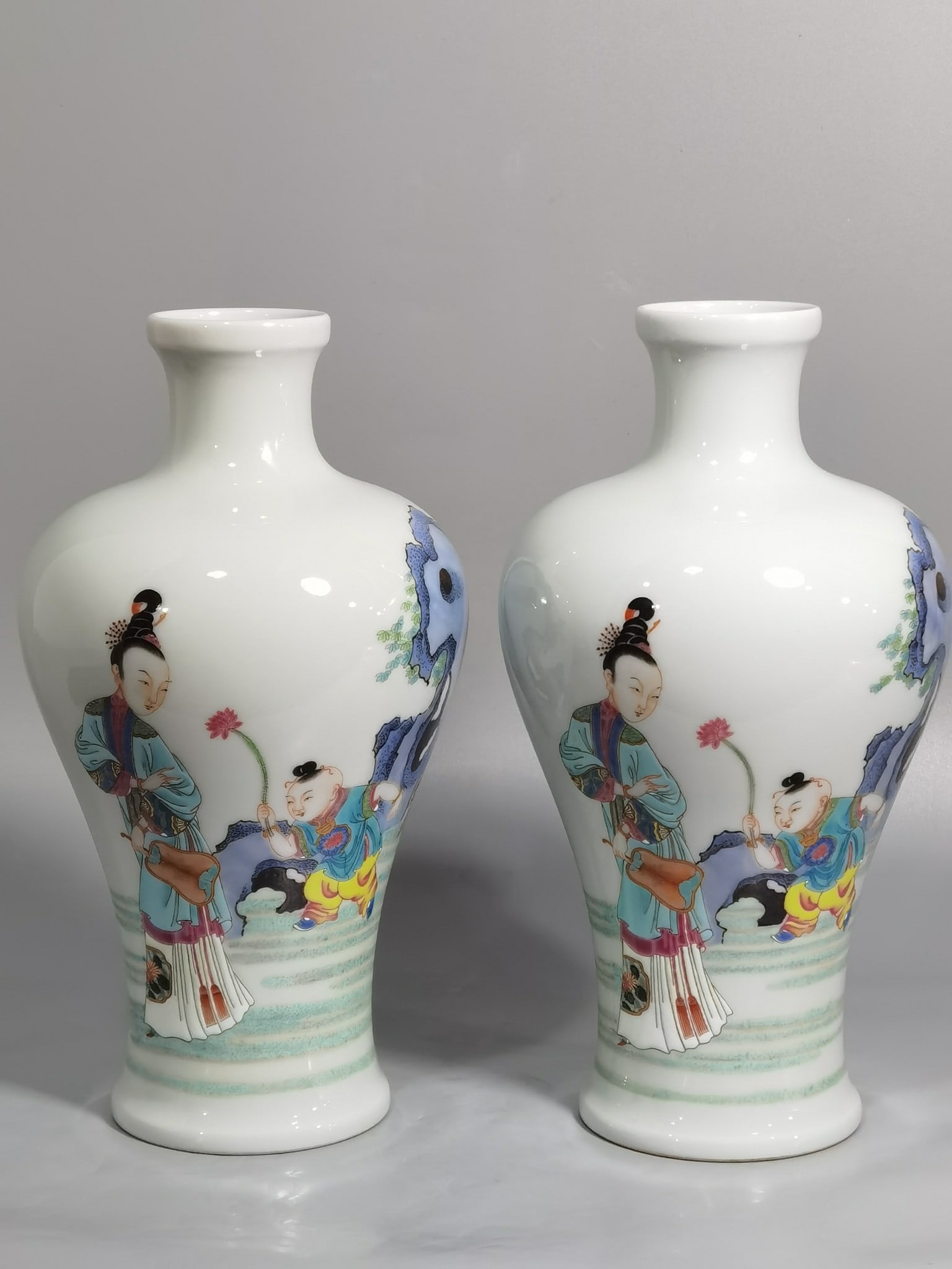 Chinese famille rose porcelain vase pair Qing dynasty Yongzheng Mark & Period (1 of 8)