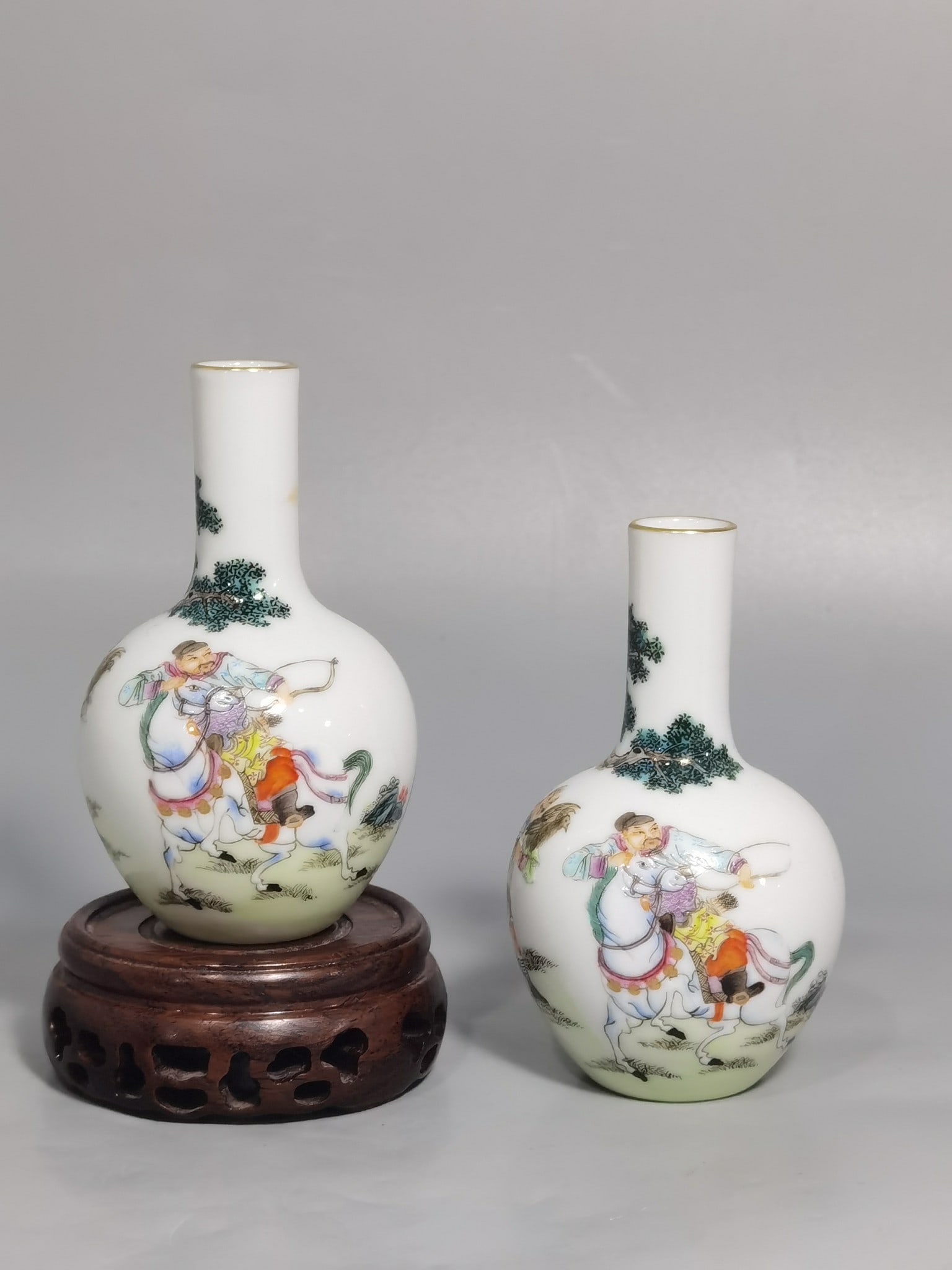 Chinese famille rose porcelain vase pair Qing dynasty Yongzheng Mark & Period: Size: Height 9.2 cm - Width 5.5 cm Materials: Porcelain Time Period: Qing dynasty Manufactured Date: Yongzheng Mark & Period Object: Chinese Antique ⛨ Purchase With Confidence ✔ Ver