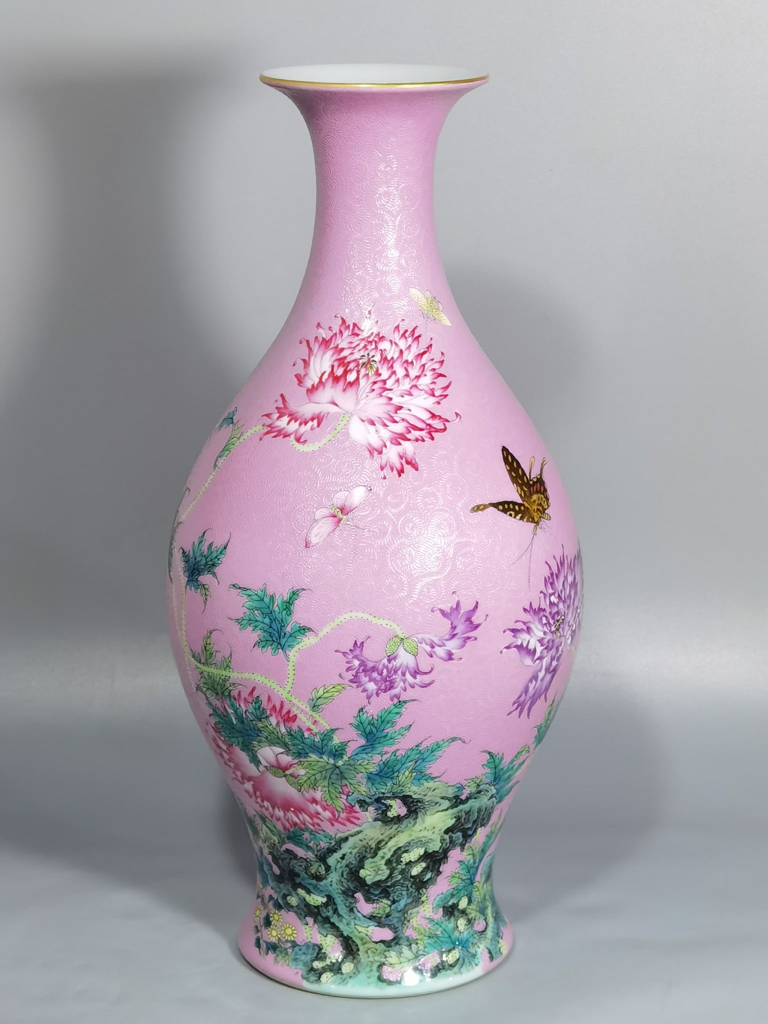 Chinese famille rose porcelain vase Qing dynasty Yongzheng Mark & Period: Size: Height 36 cm - Width 17.5 cm Materials: Porcelain Time Period: Qing dynasty Manufactured Date: Yongzheng Mark & Period Object: Chinese Antique ⛨ Purchase With Confidence ✔ Ver