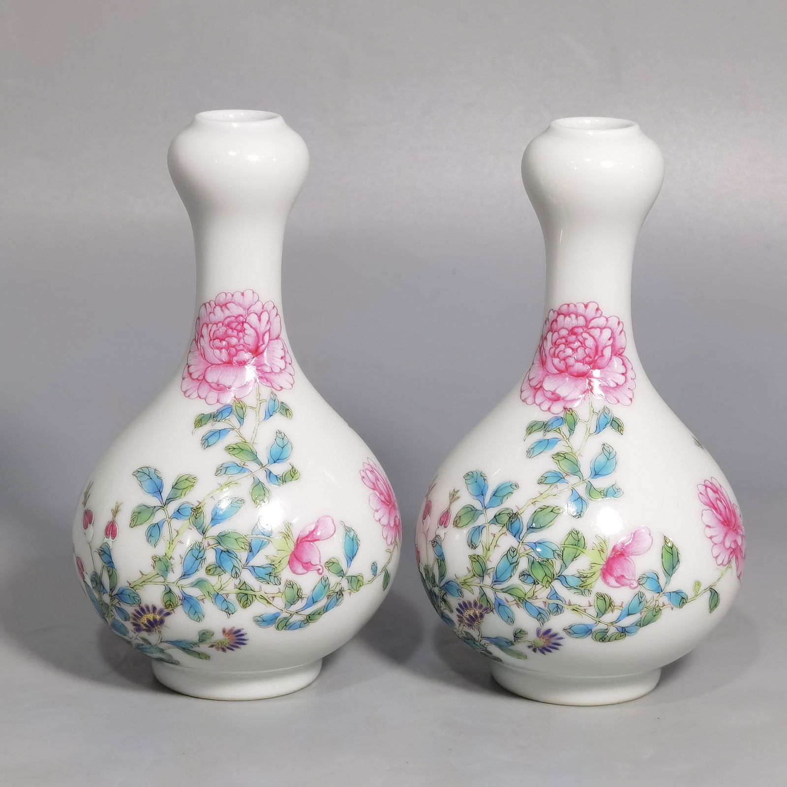 Chinese famille rose porcelain vase pair Qing dynasty Yongzheng Mark & Period: Size: Height 11.2 cm - Width 6.5 cm Materials: Porcelain Time Period: Qing dynasty Manufactured Date: Yongzheng Mark & Period Object: Chinese Antique ⛨ Purchase With Confidence ✔ Ve