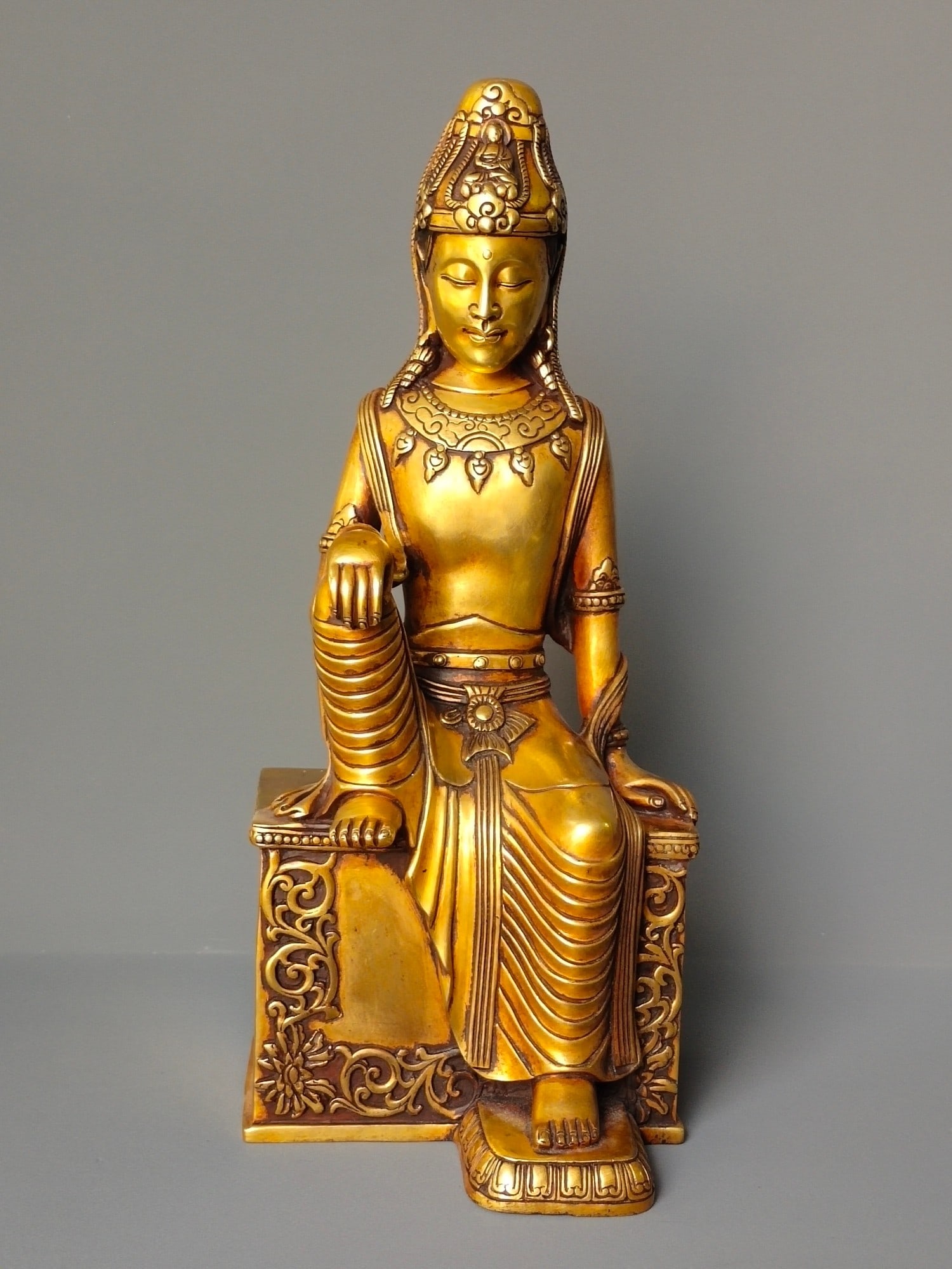Chinese gilt bronze buddha figure Qing dynasty: Size: Height 38 cm - Width 16 cm Materials: Gilt Bronze Time Period: Qing dynasty Manufactured Date: Qianlong Period Object: Chinese Antique ⛨ Purchase With Confidence ✔ Verified Au
