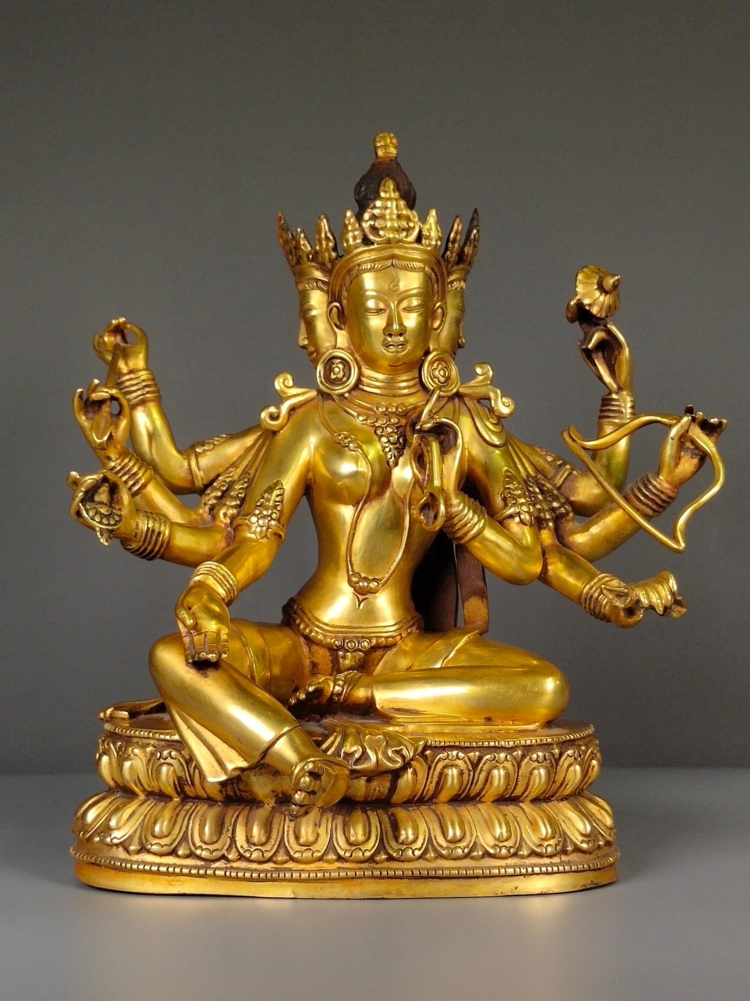 Chinese gilt bronze buddha figure Qing dynasty: Size: Height 28.5 cm - Width 24.5 cm Materials: Gilt Bronze Time Period: Qing dynasty Manufactured Date: Qianlong Period Object: Chinese Antique ⛨ Purchase With Confidence ✔ Verifie