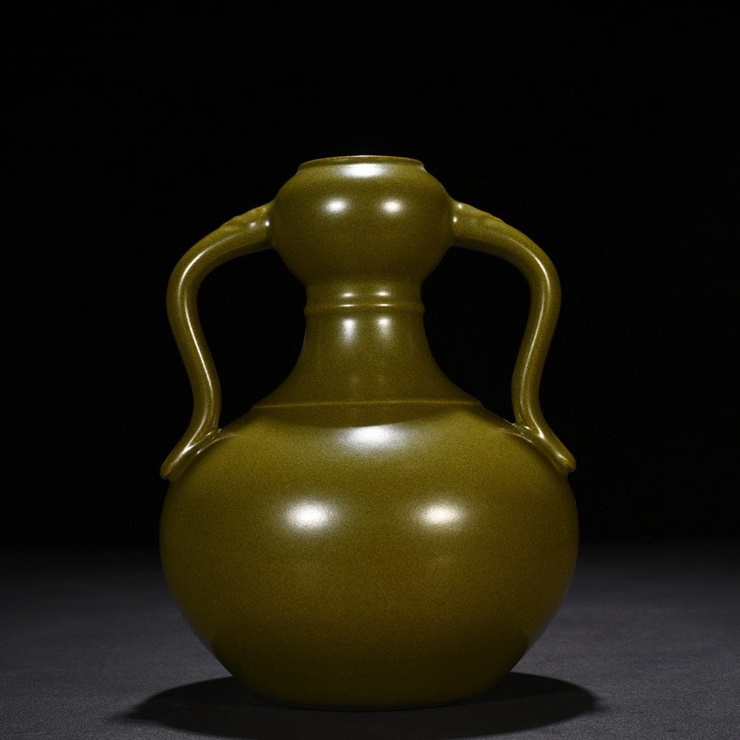 Qing Dynasty Qianlong tea powder glazed Ruyi ear garlic bottle (1 of 7)