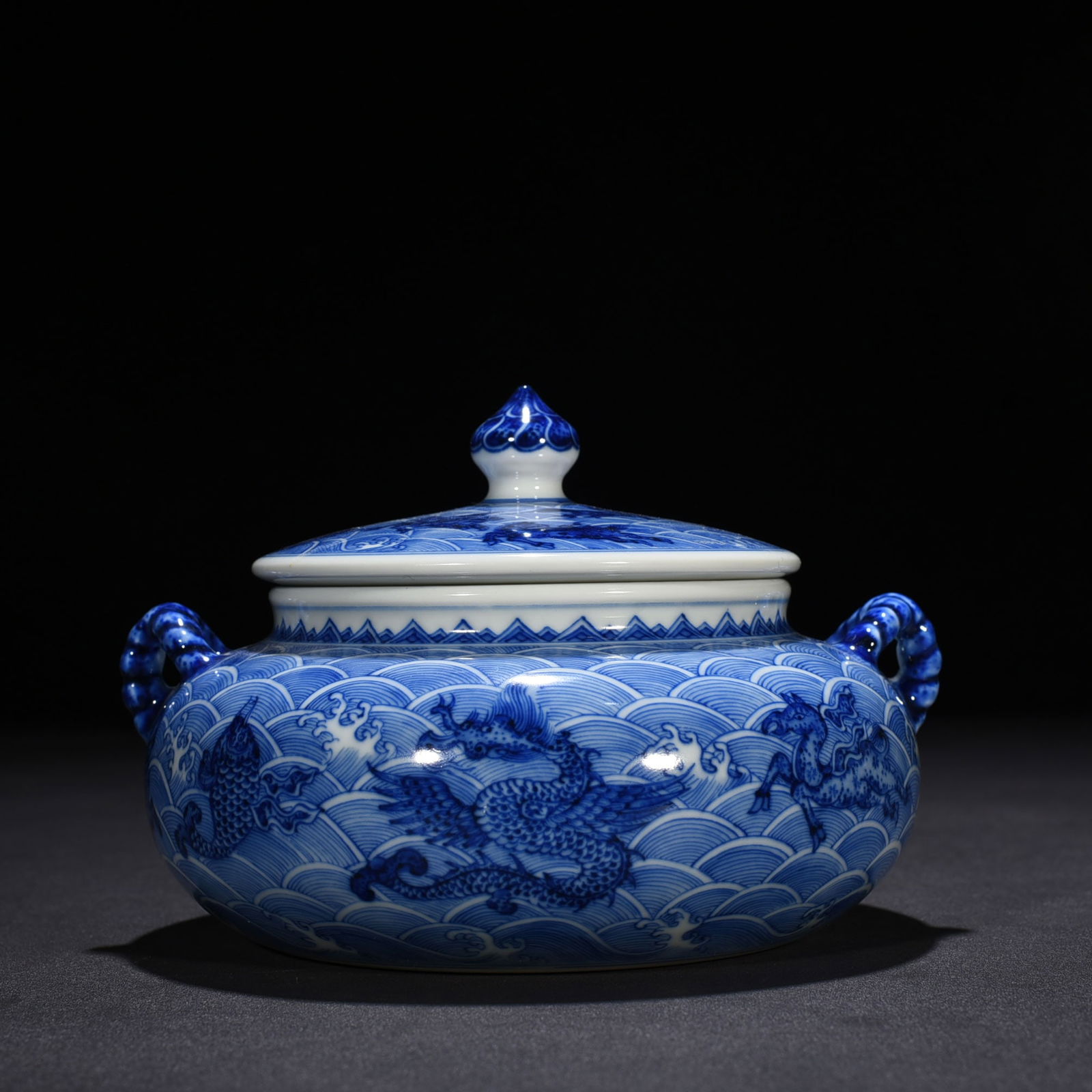 Qing Dynasty Qianlong blue and white sea eight strange porcelain double lid jar: Size: Height 12 cm - Width 17 cm Materials: Porcelain Time Period: Qing dynasty Manufactured Date: Qianlong Mark & Period Object: Chinese Antique ⛨ Purchase With Confidence ✔ Verifi