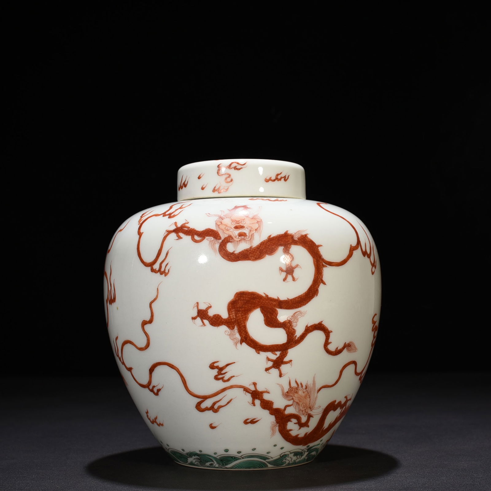 Qing Dynasty Yongzheng alum red sea water dragon pattern lid jar (1 of 9)