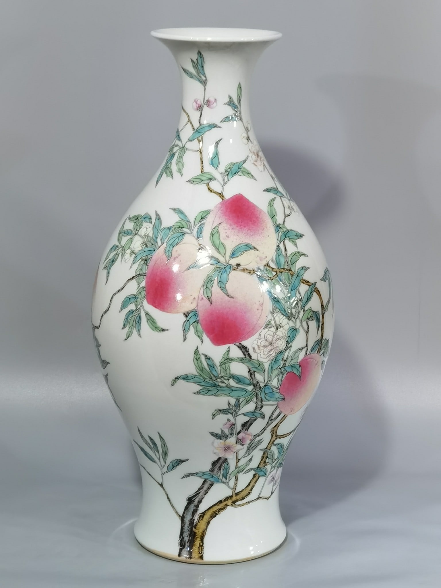 Qing Dynasty Yongzheng famille rose eight peach olive porcelain bottle (1 of 9)