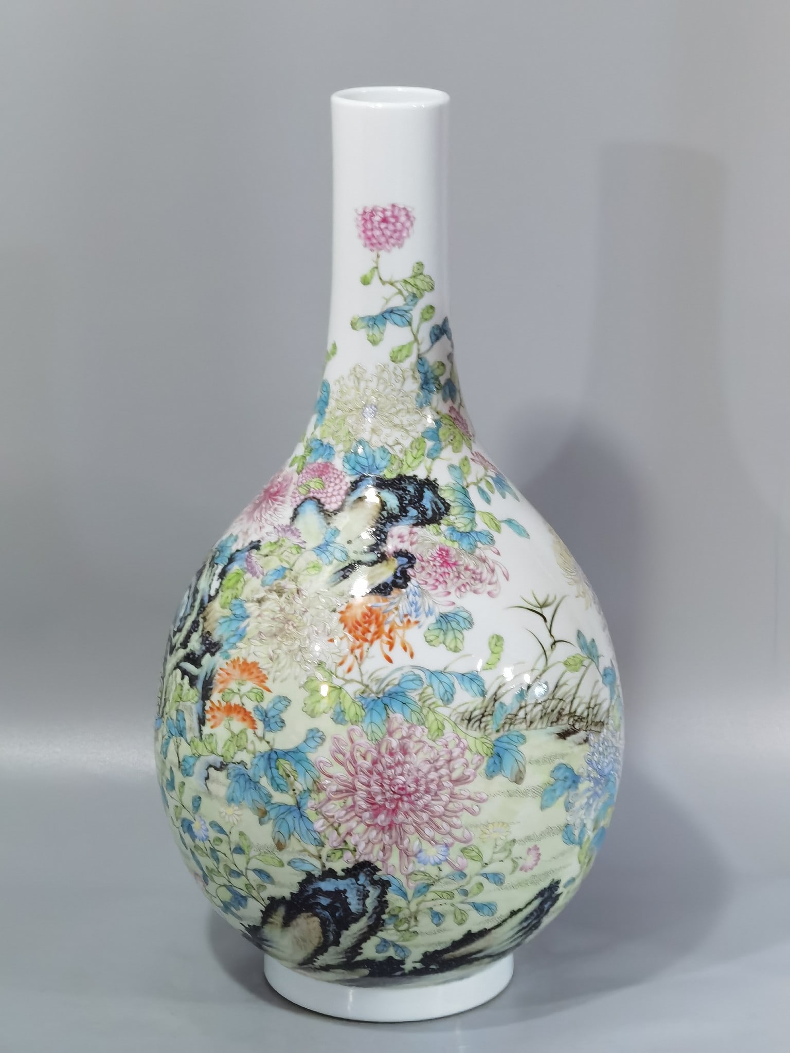 Yongzheng period Qing Dynasty famille rose chrysanthemum pattern bile bottle (1 of 8)