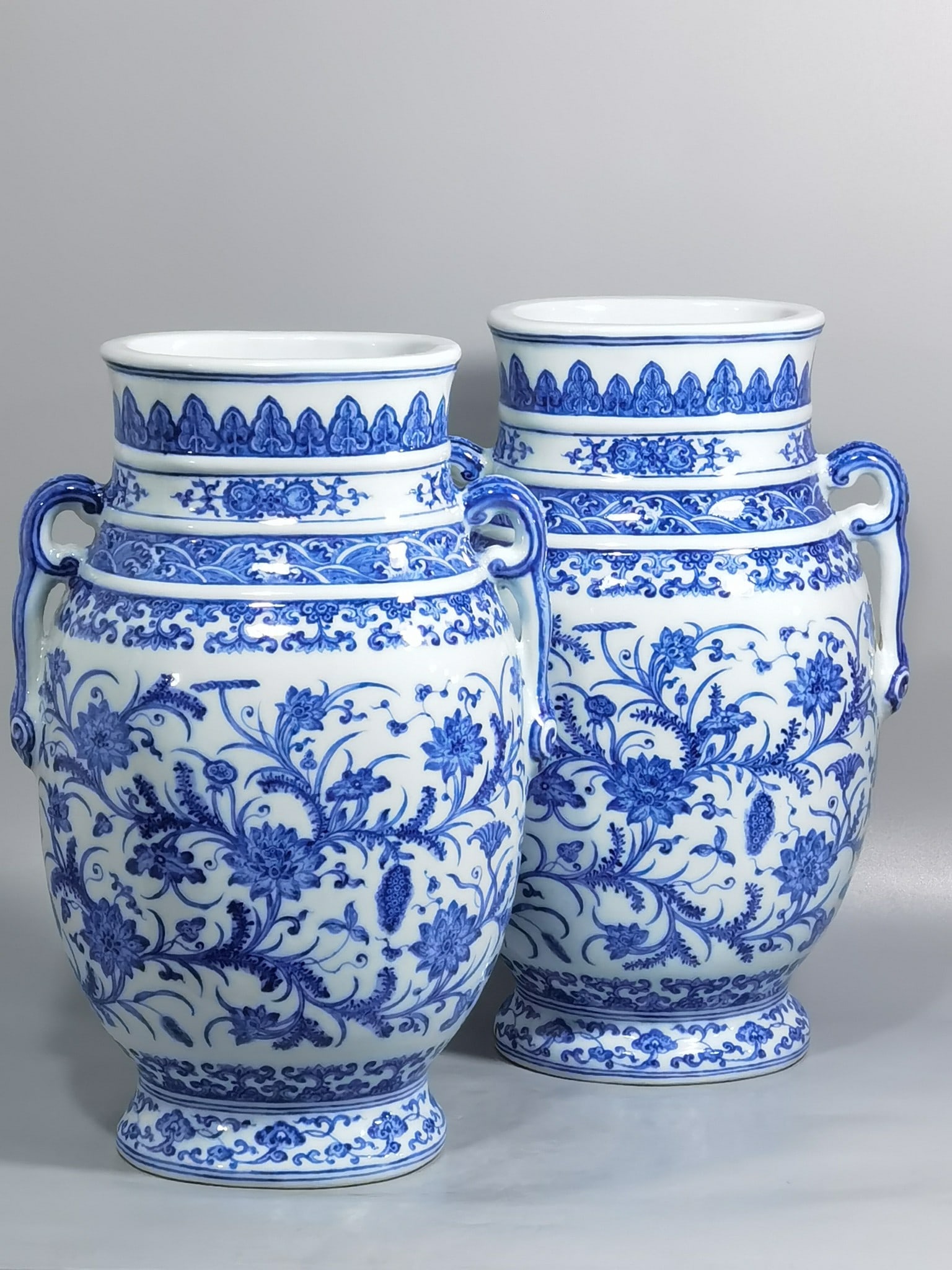 Chinese blue and white porcelain vase pair Qing dynasty Yongzheng Mark & Period (1 of 9)