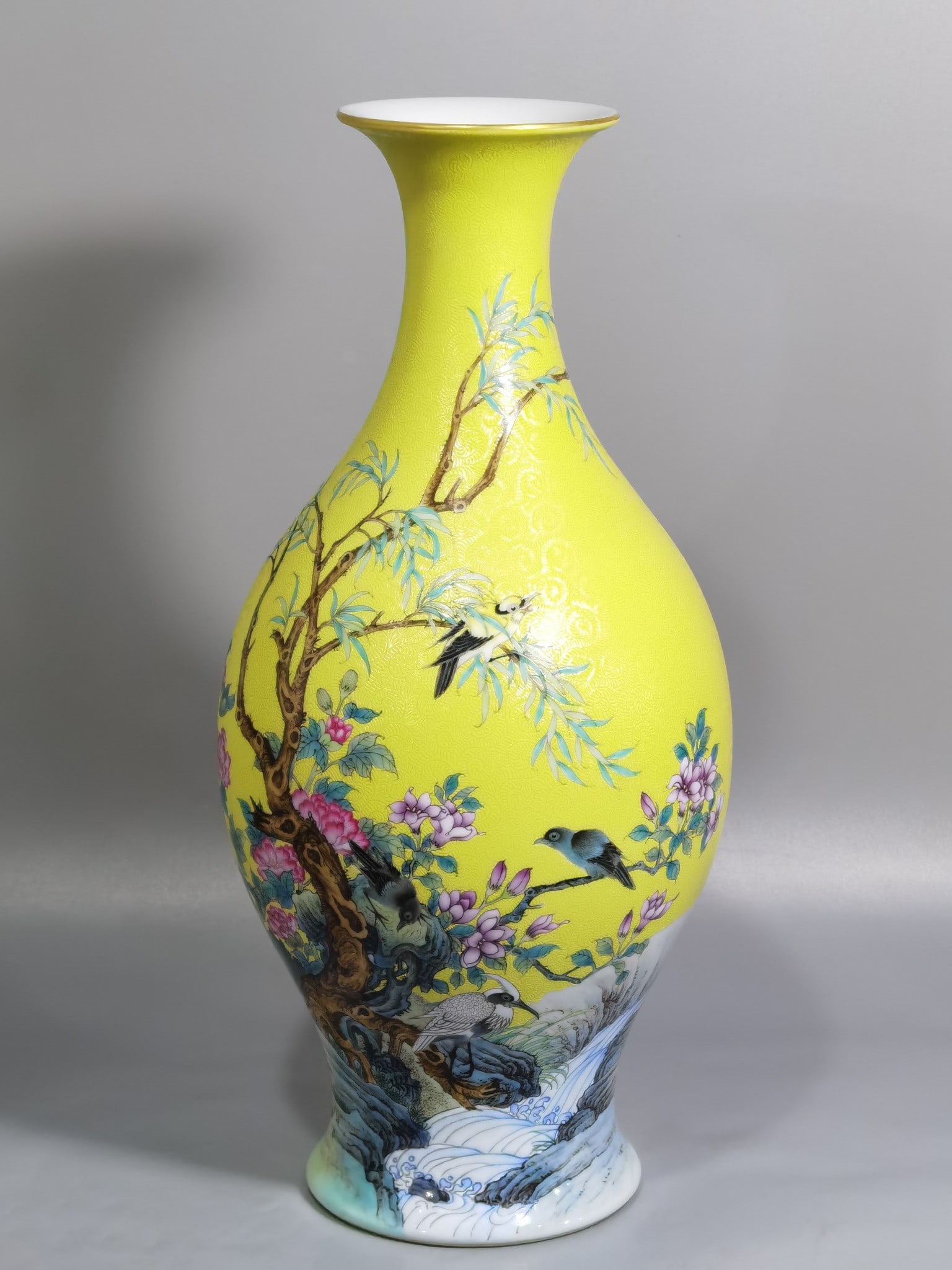 Chinese famille rose porcelain vase Qing dynasty Yongzheng Mark & Period: Size: Height 36.3 cm - Width 17 cm Materials: Porcelain Time Period: Qing dynasty Manufactured Date: Yongzheng Mark & Period Object: Chinese Antique ⛨ Purchase With Confidence ✔ Ver