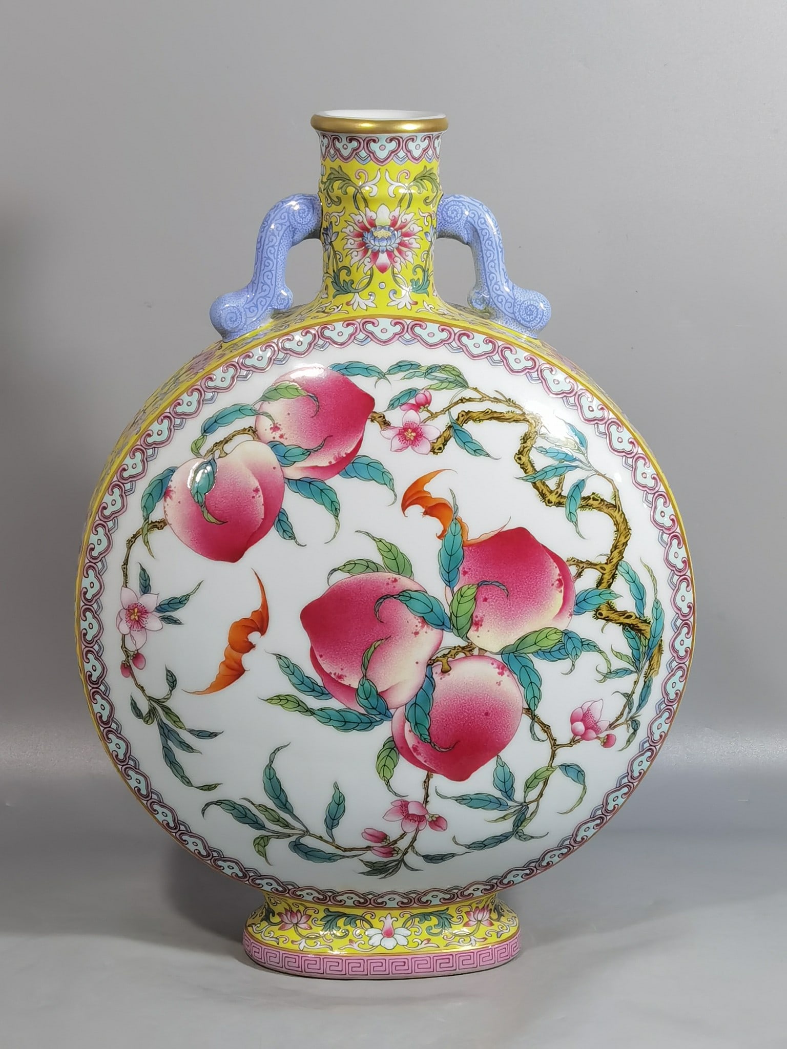 Chinese famille rose porcelain vase Qing dynasty Yongzheng Mark & Period: Size: Height 34.5 cm - Width 25 cm Materials: Porcelain Time Period: Qing dynasty Manufactured Date: Yongzheng Mark & Period Object: Chinese Antique ⛨ Purchase With Confidence ✔ Ver