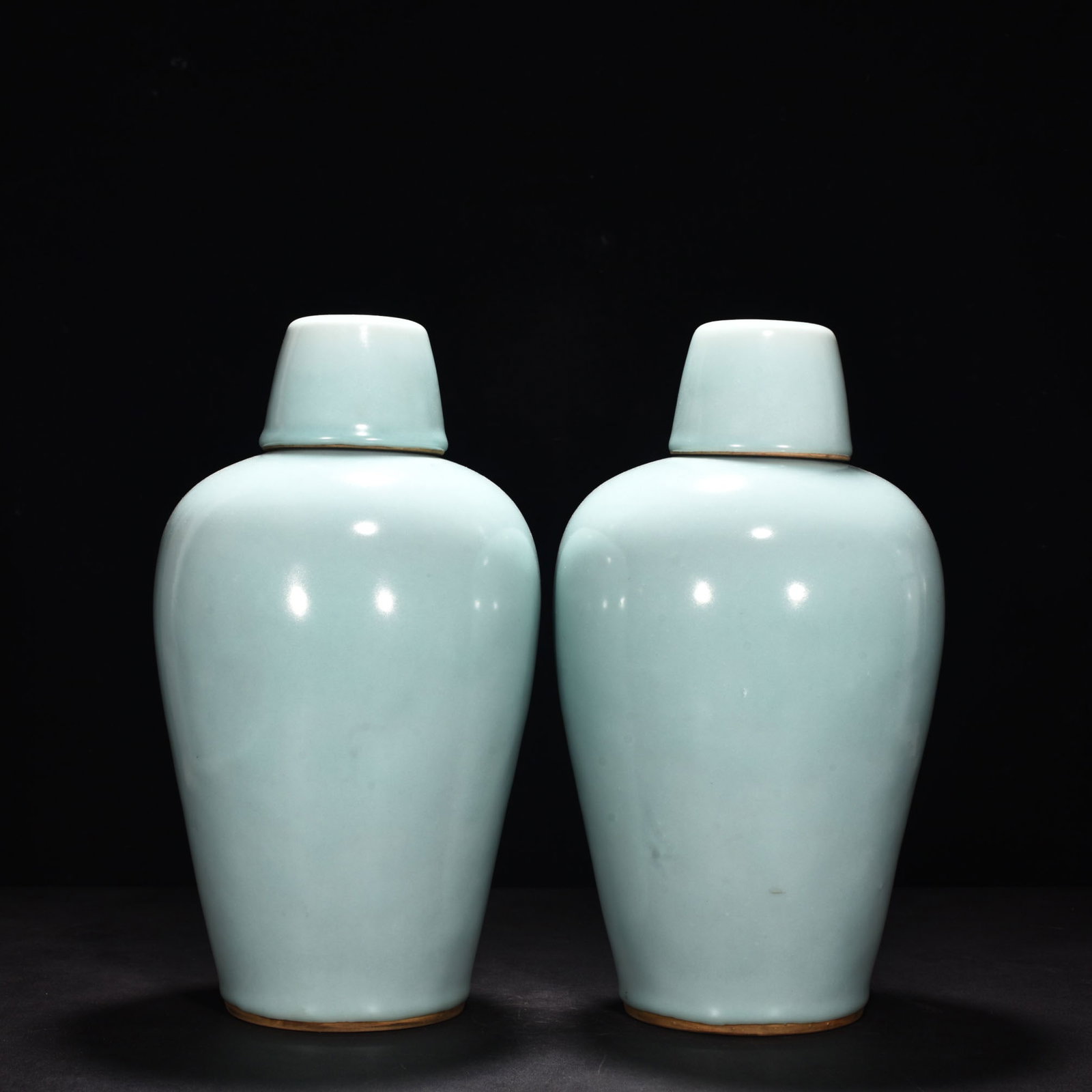 Chinese Longquan kiln pink celadon glaze plum vase with lid Song Dynasty: Size: Height 34 cm - Width 17.5 cm Materials: Porcelain Time Period: Song dynasty Manufactured Date: 10th-c Object: Chinese Antique ⛨ Purchase With Confidence ✔ Verified Auction Hou