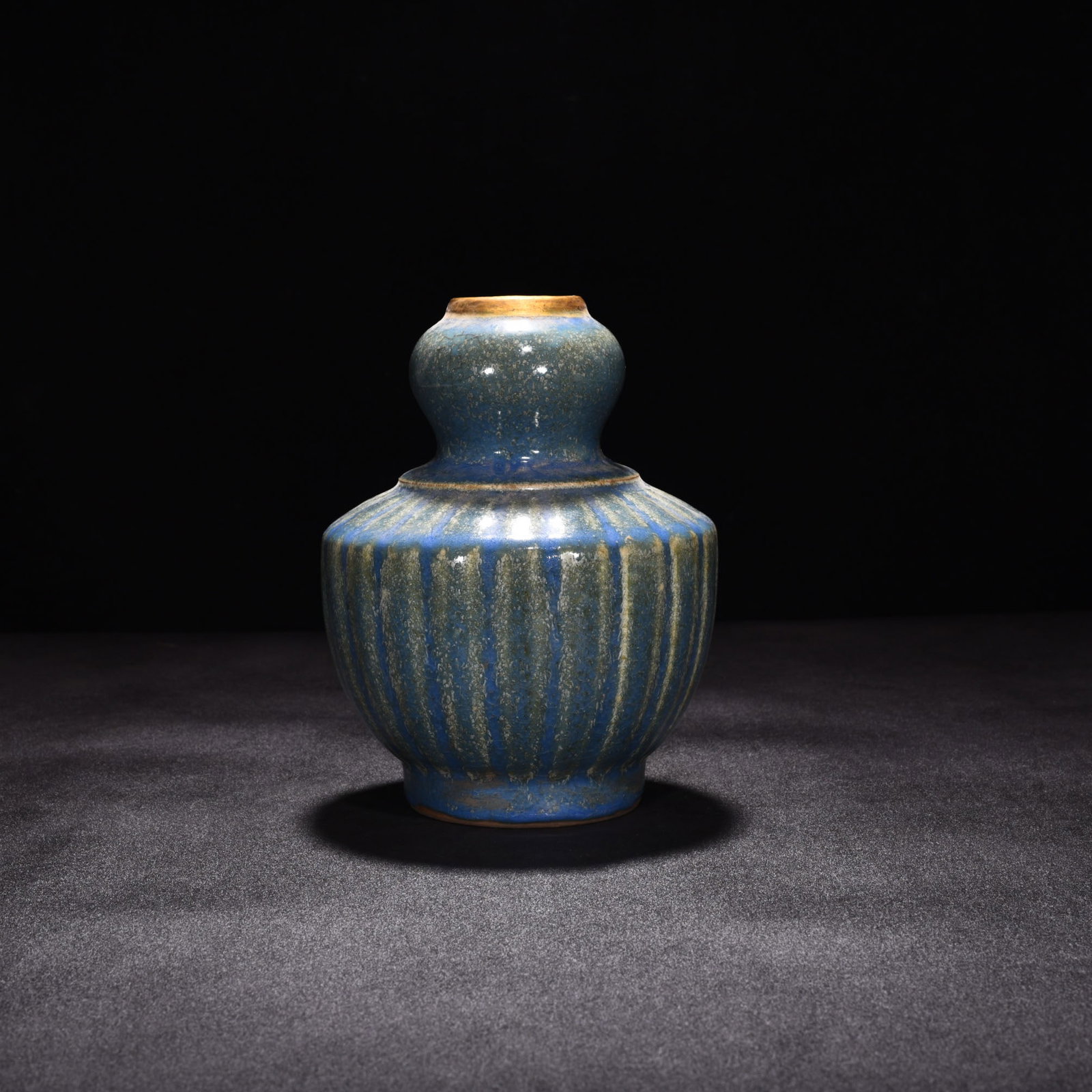 Song Longquan kiln blue glaze scraped edge gold garlic vase: Size: Height 18 cm - Width 13 cm Materials: Porcelain Time Period: Song dynasty Manufactured Date: 10th-c Object: Chinese Antique ⛨ Purchase With Confidence ✔ Verified Auction House