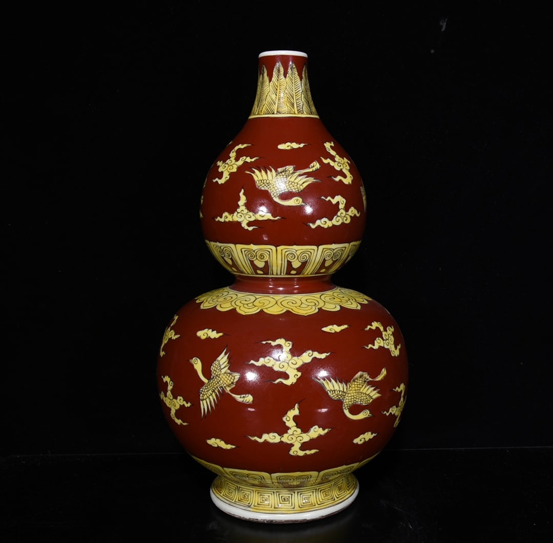 Ming Dynasty Xuande Su three-color gourd crane bottle: Size: Height 40 cm - Width 25 cm Materials: Porcelain Time Period: Ming dynasty Manufactured Date: Xuande Mark & Period Object: Chinese Antique ⛨ Purchase With Confidence ✔ Verified