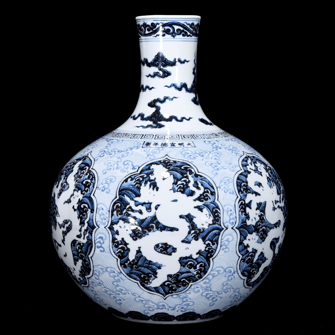 Ming dynasty Xuande blue and white window and dragon celestial sphere vase: Size: Height 43 cm - Width 34 cm Materials: Porcelain Time Period: Ming dynasty Manufactured Date: Xuande Mark & Period Object: Chinese Antique ⛨ Purchase With Confidence ✔ Verified