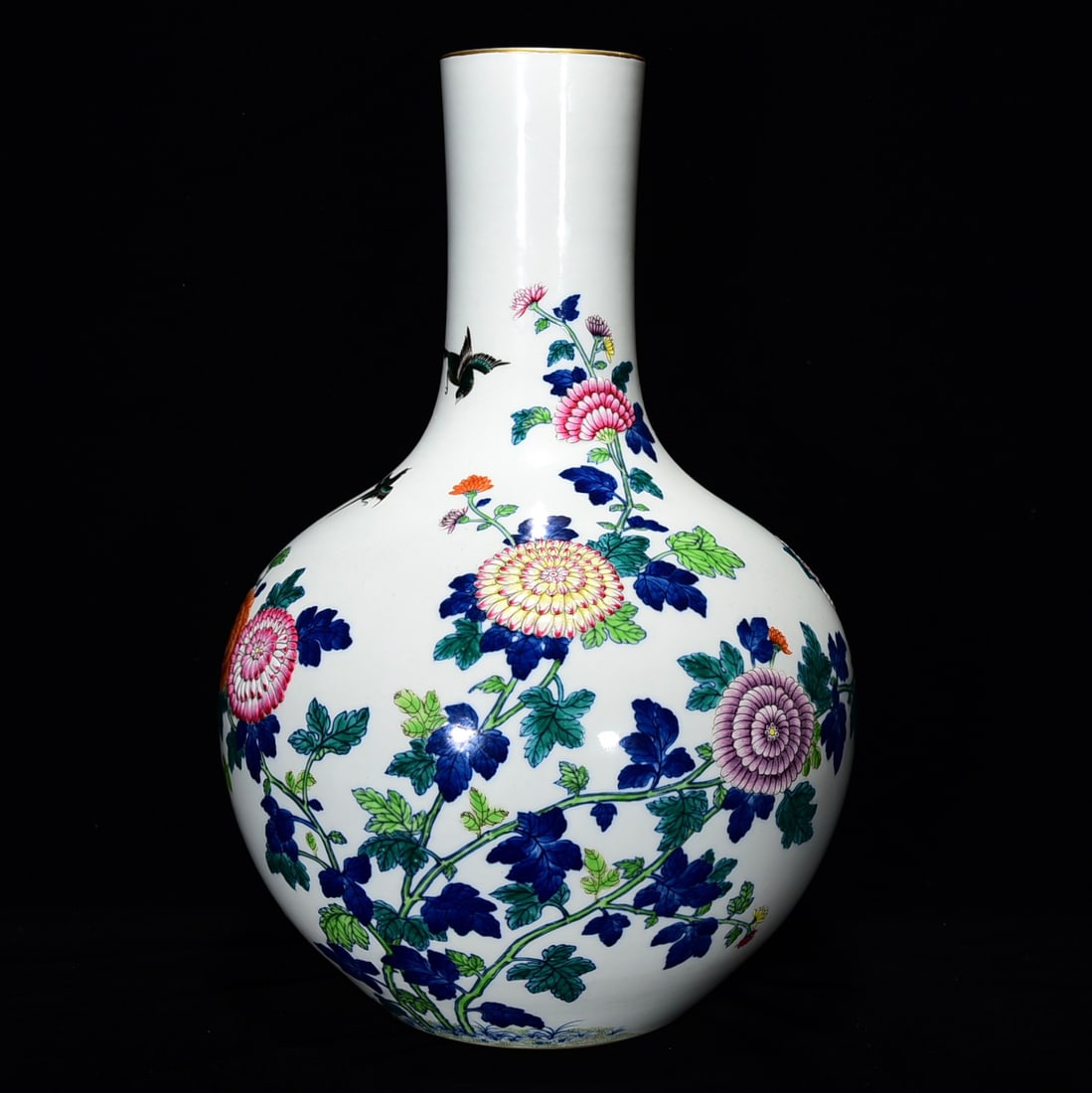 Qing Dynasty Qianlong blue and white pastel flower celestial vase: Size: Height 40 cm - Width 27 cm Materials: Porcelain Time Period: Qing dynasty Manufactured Date: Qianlong Mark & Period Object: Chinese Antique ⛨ Purchase With Confidence ✔ Verifi