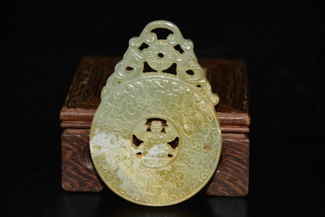 Chinese archaic jade carved ornaments: Size: Height 8.5 cm - Width 6.5 cm Materials: Natural Jade Time Period: Han Dynasty Manufactured Date: 1st to 3rd Century Object: Chinese Antique ⛨ Purchase With Confidence ✔ Verifi