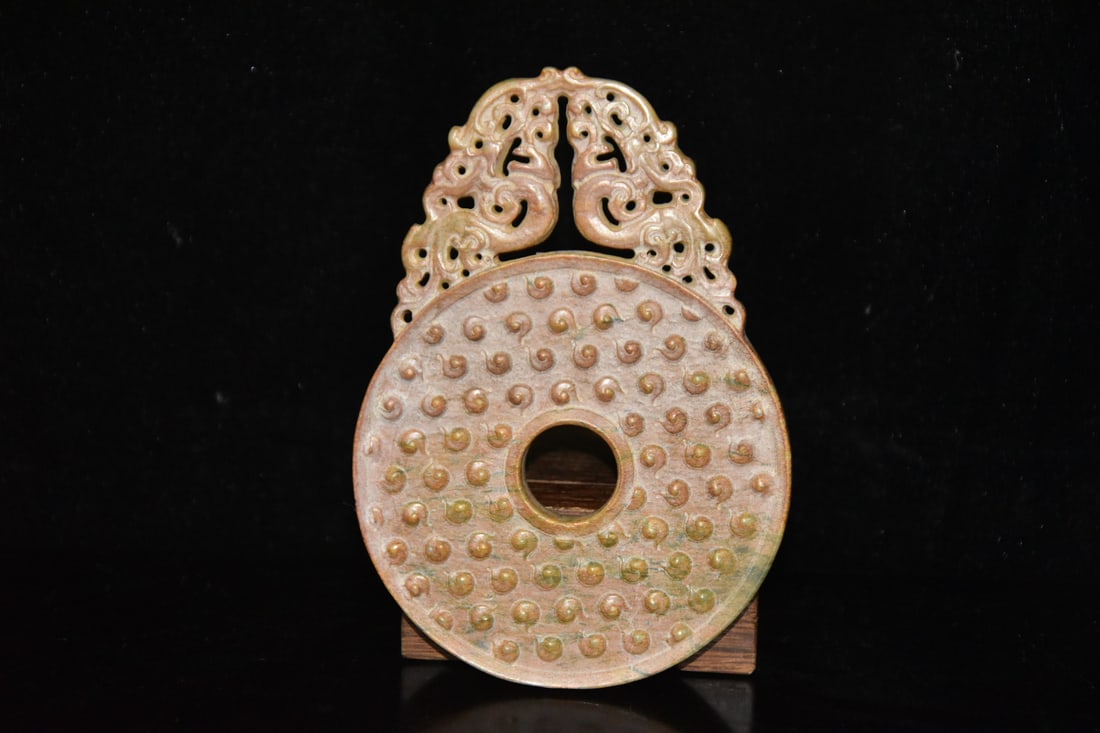 Chinese archaic jade carved ornaments: Size: Height 14.3 cm - Width 9.5 cm Materials: Natural Jade Time Period: Han Dynasty Manufactured Date: 1st to 3rd Century Object: Chinese Antique ⛨ Purchase With Confidence ✔ Verif