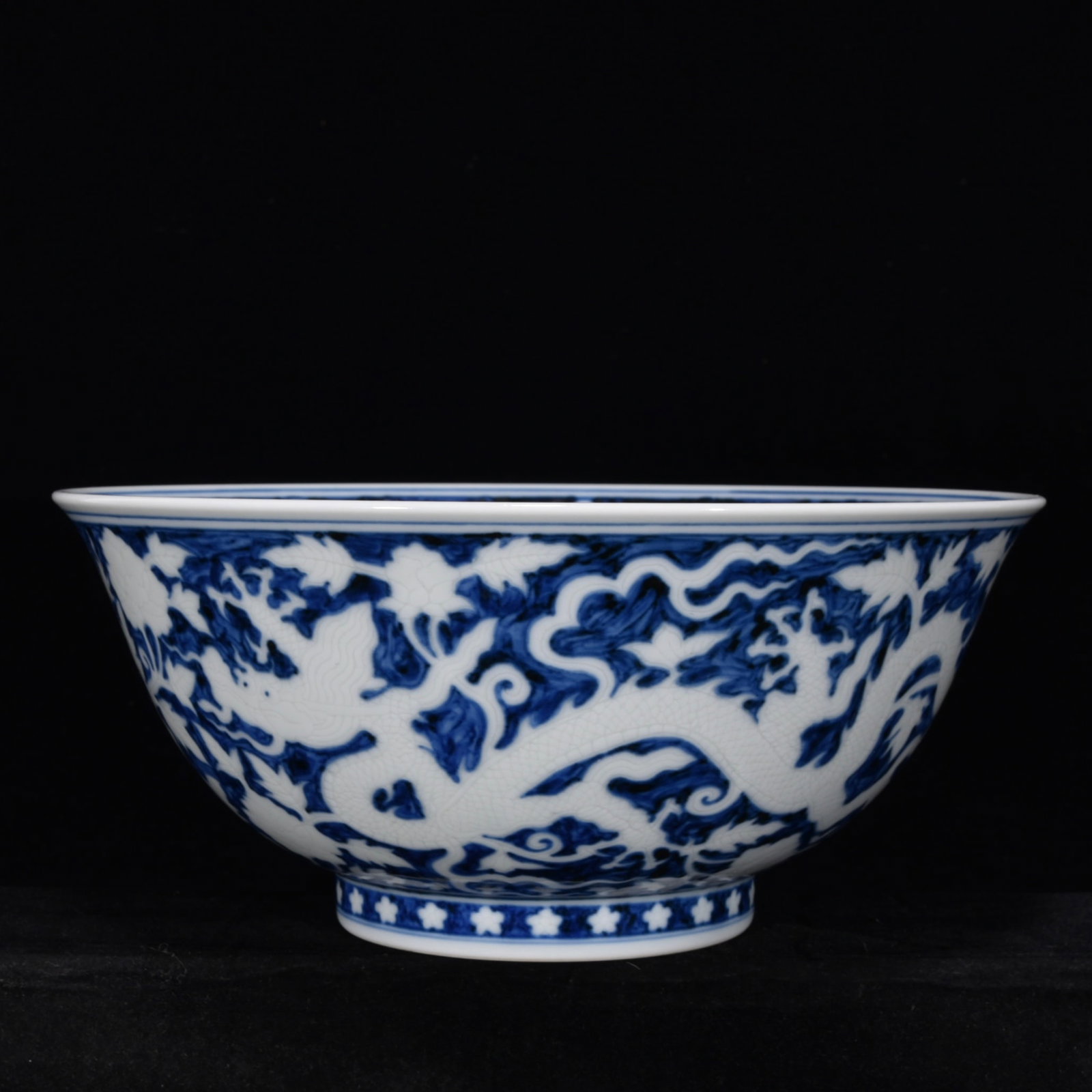 Chinese blue and white porcelain bowl Ming dynasty Xuande Mark & Period: Size: Width 27 cm - Height 9.5 cm Materials: Porcelain Time Period: Ming dynasty Manufactured Date: Xuande Mark & Period Object: Chinese Antique ⛨ Purchase With Confidence ✔ Verifie