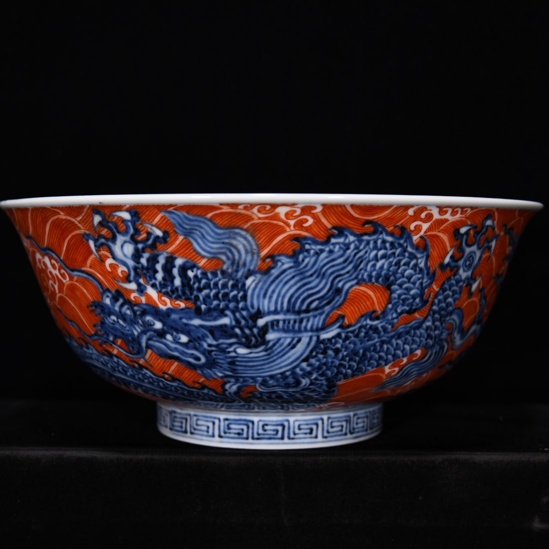 Ming Dynasty Xuande blue and white alum red dragon bowl: Size: Width 21.5 cm - Height 9 cm Materials: Porcelain Time Period: Ming dynasty Manufactured Date: Xuande Mark & Period Object: Chinese Antique ⛨ Purchase With Confidence ✔ Verifie
