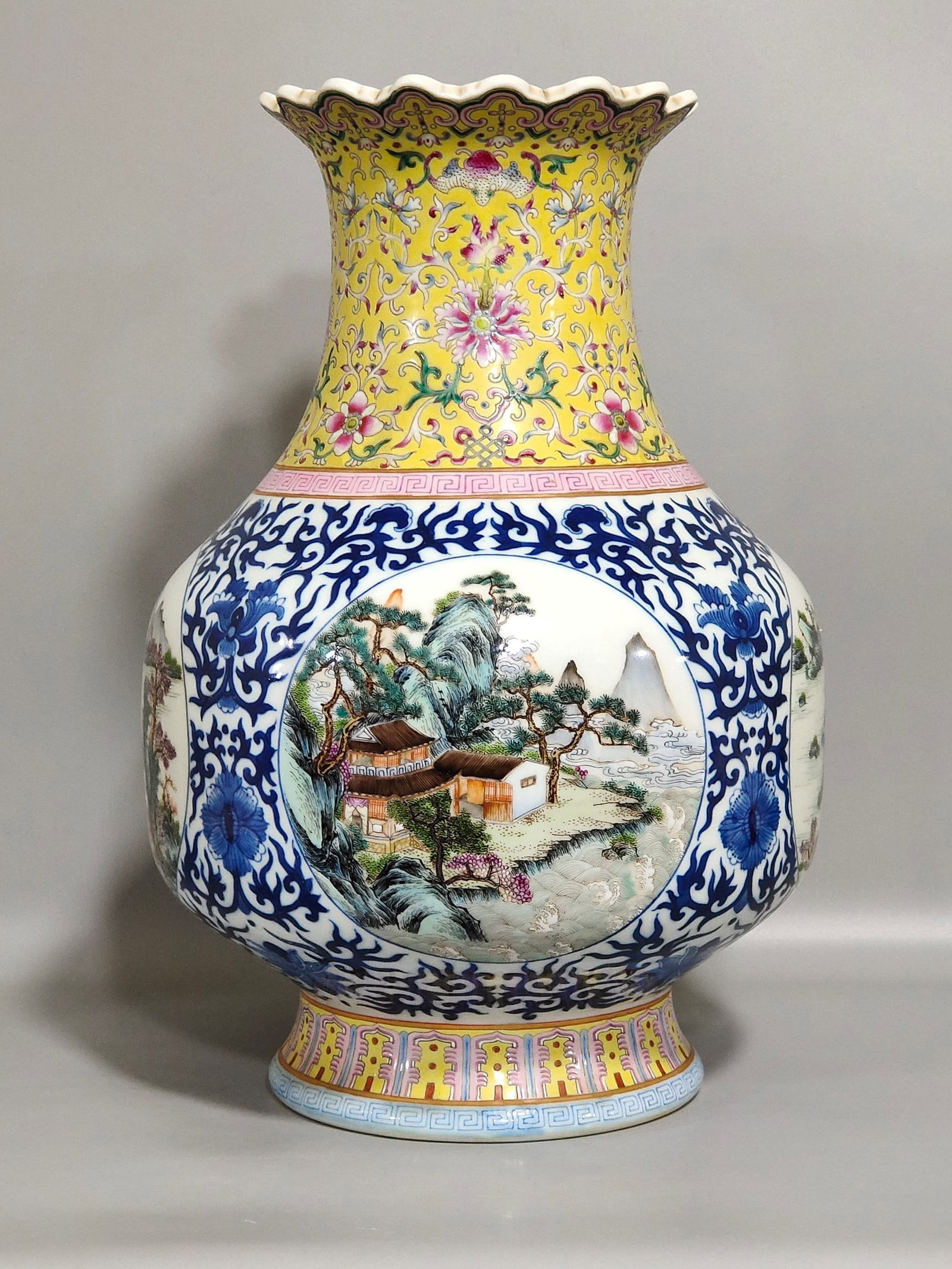 Chinese famille rose porcelain vase Qing dynasty Qianlong Mark & Period (1 of 9)