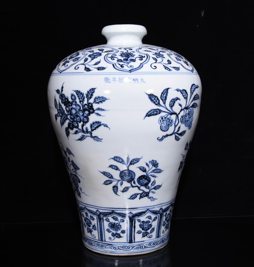Ming Dynasty Xuande blue and white auspicious flower auspicious fruit pattern plum vase (1 of 9)
